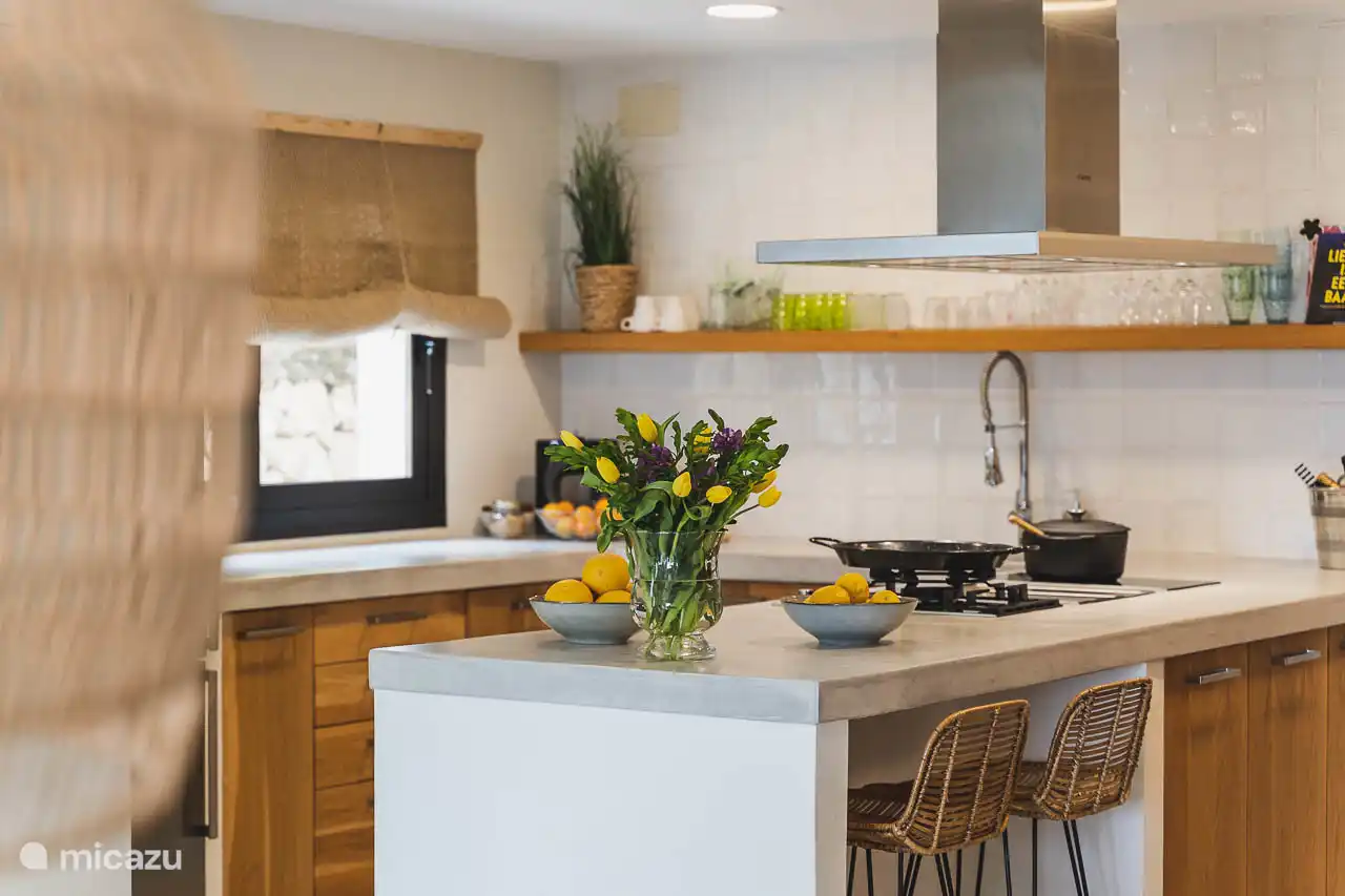 Cuisine équipée et climatisée. réfrigérateur/congélateur, four, cafetière Nespresso, lave-vaisselle, grille-pain. 