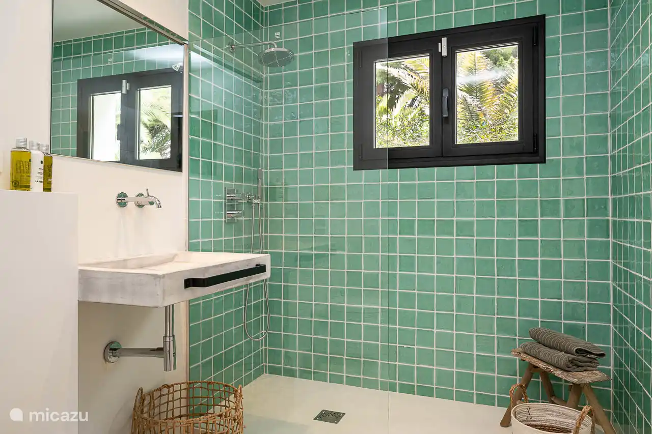 Chambre 1
Lit double, salle de bain en suite avec douche, WC, TV, accès salon.