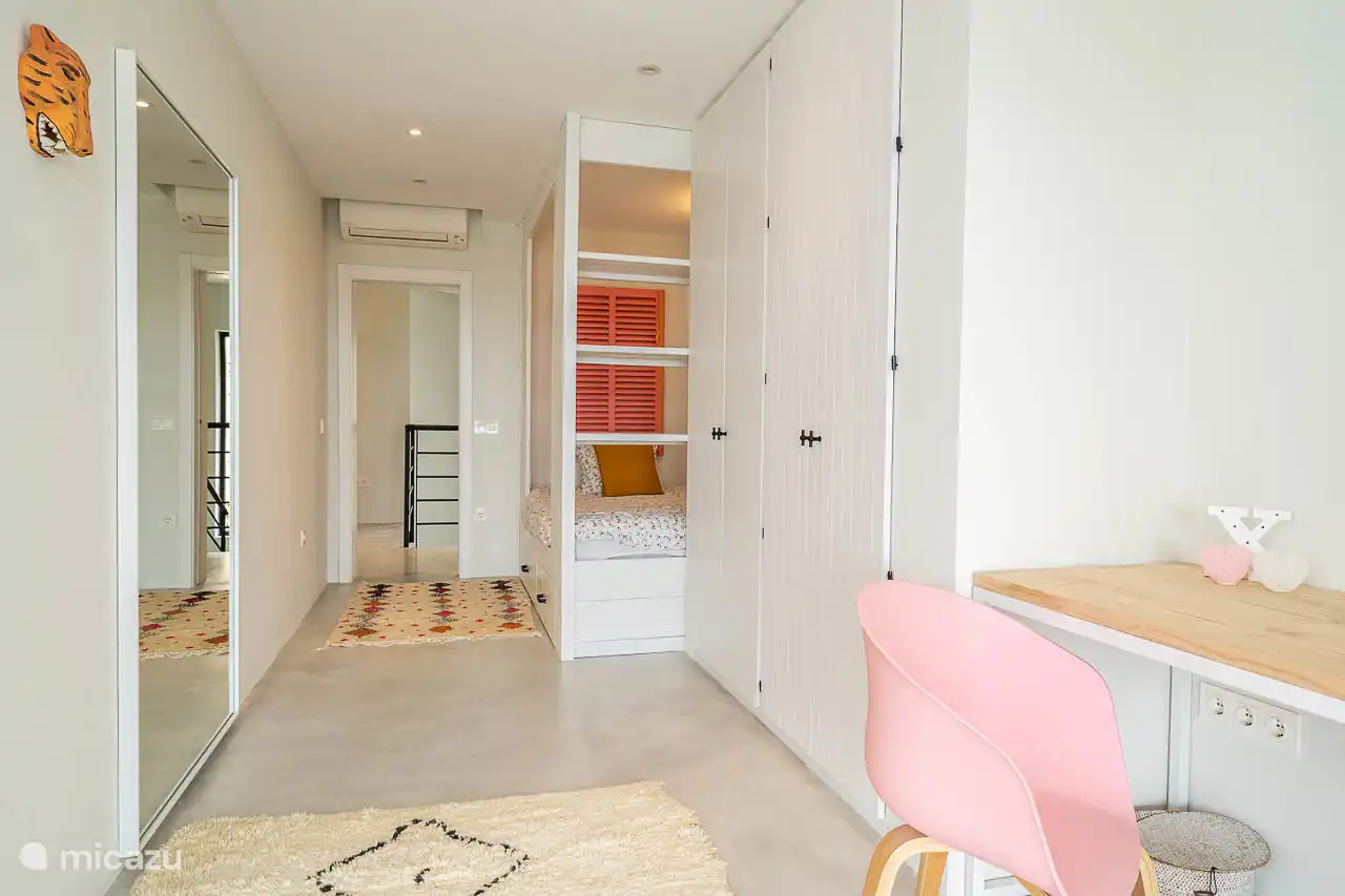 Chambre 4
Lit de 120cm, bureau, accès terrasse extérieure, salle de bain avec douche partagée avec les chambres 3/5.