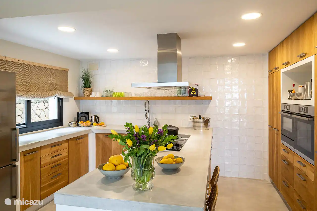 Cuisine équipée et climatisée. réfrigérateur/congélateur, four, cafetière Nespresso, lave-vaisselle, grille-pain. 