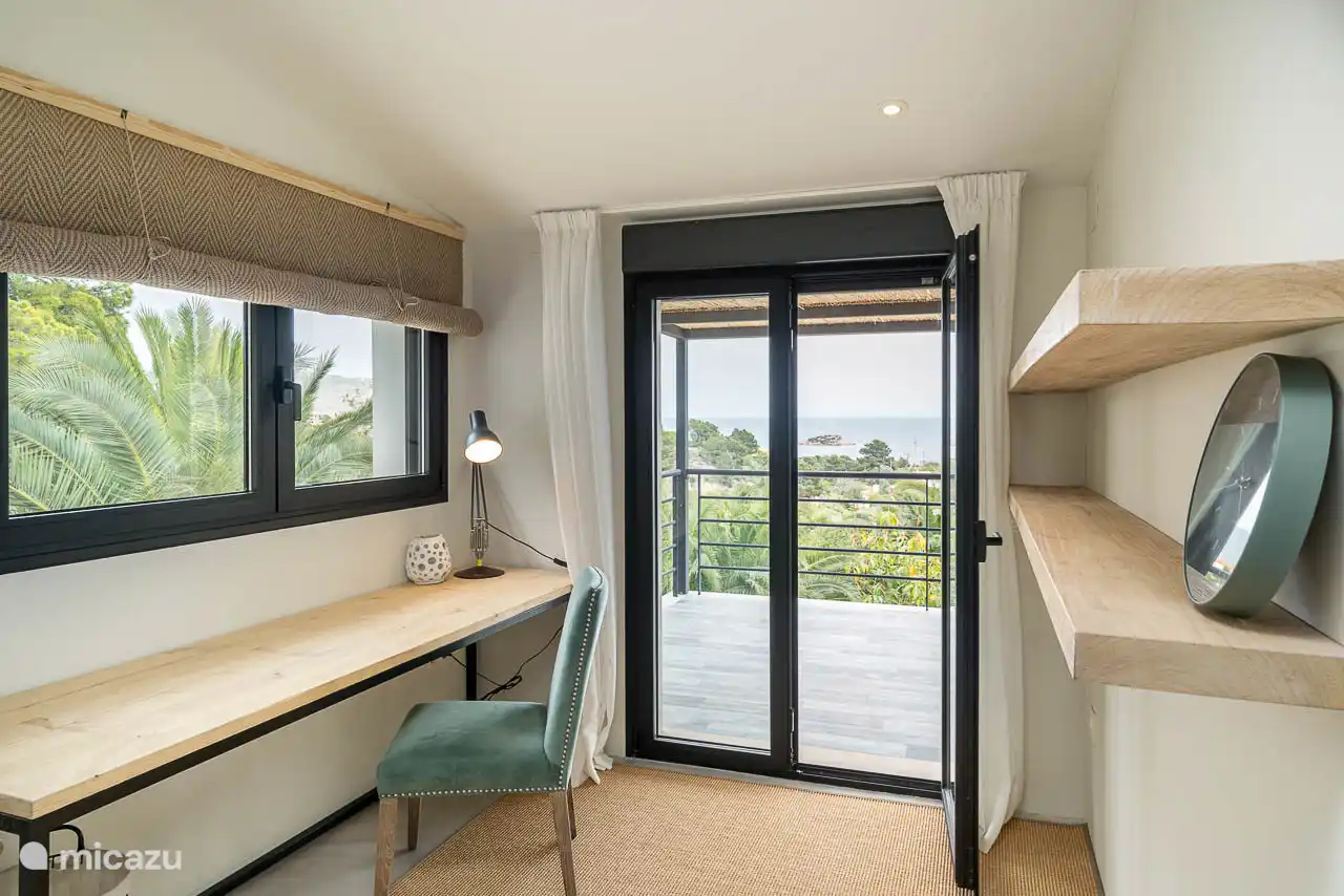 Chambre 3
Lit de 120cm, bureau, accès terrasse extérieure, salle de bain avec douche partagée avec les chambres 4/5.