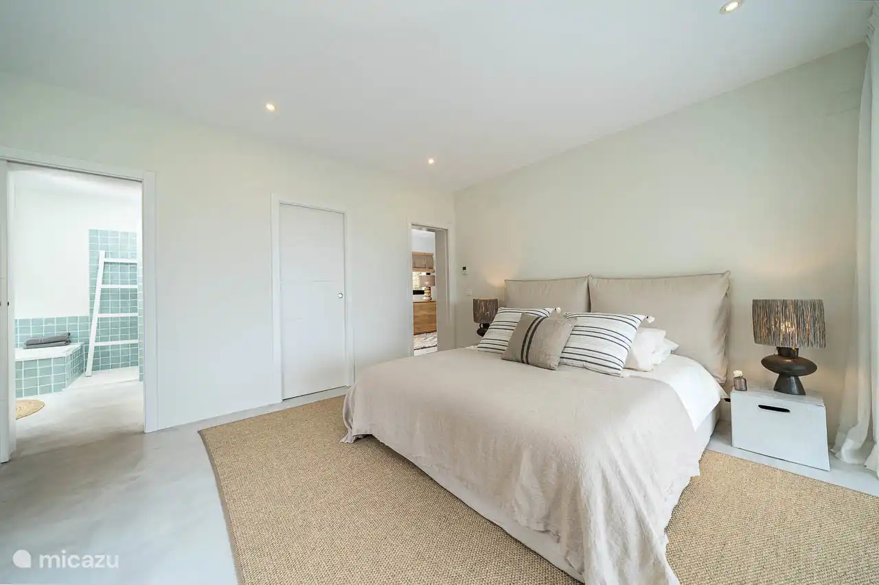 Chambre 2 – Master
Lit double, salle de bain en suite avec douche et baignoire, WC, dressing, terrasse privative.