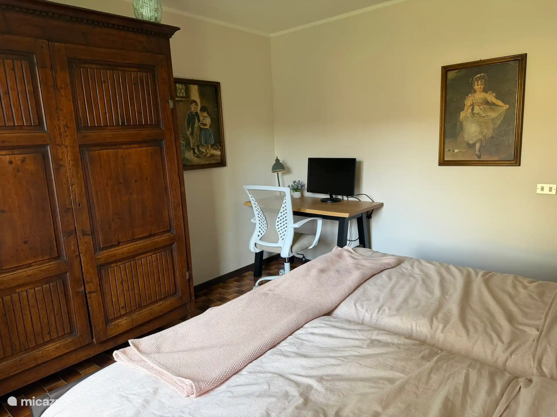 Chambre avec lieu de travail