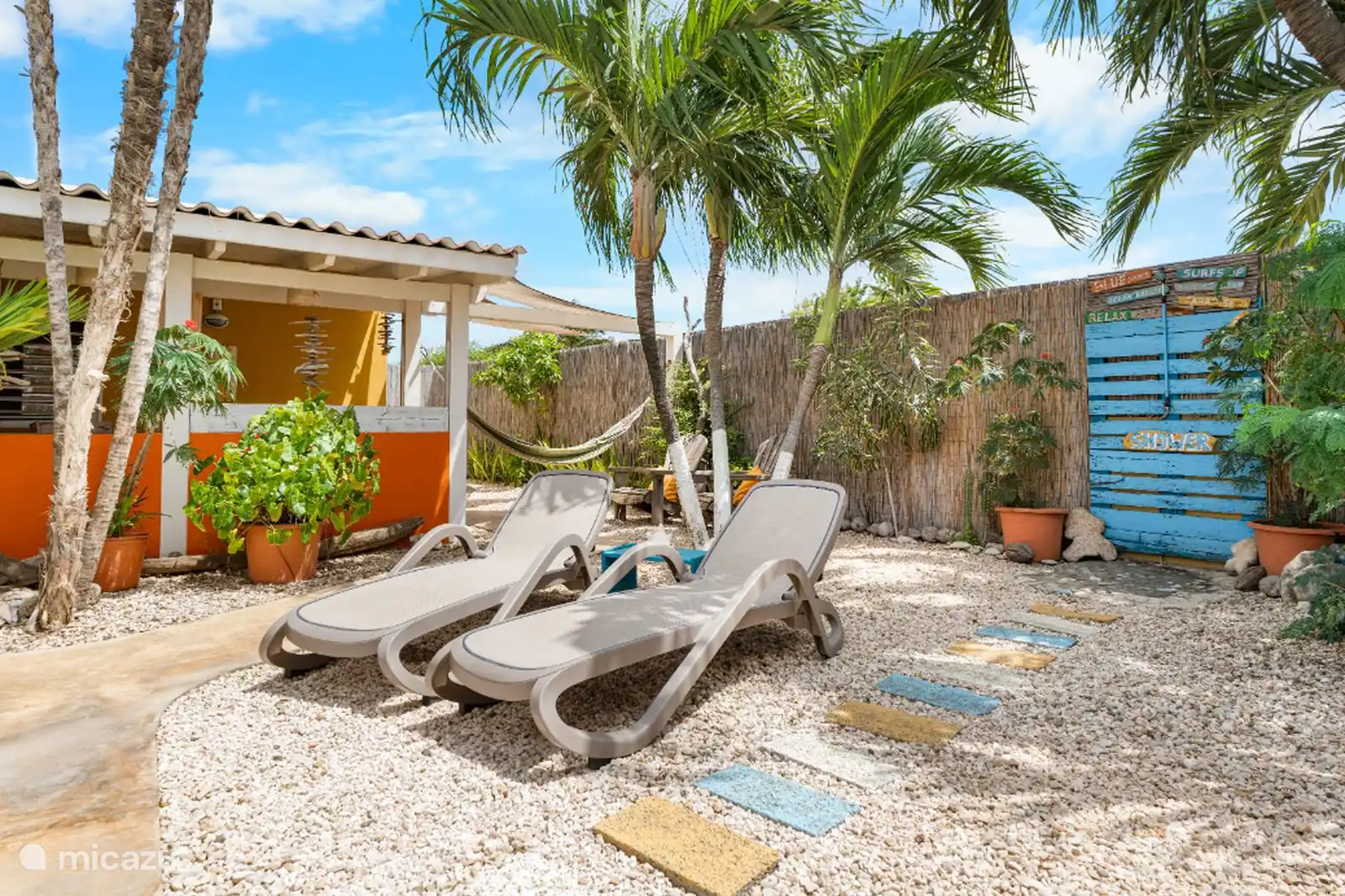 Kas Oranje met tuintje incl ligstoelen. 