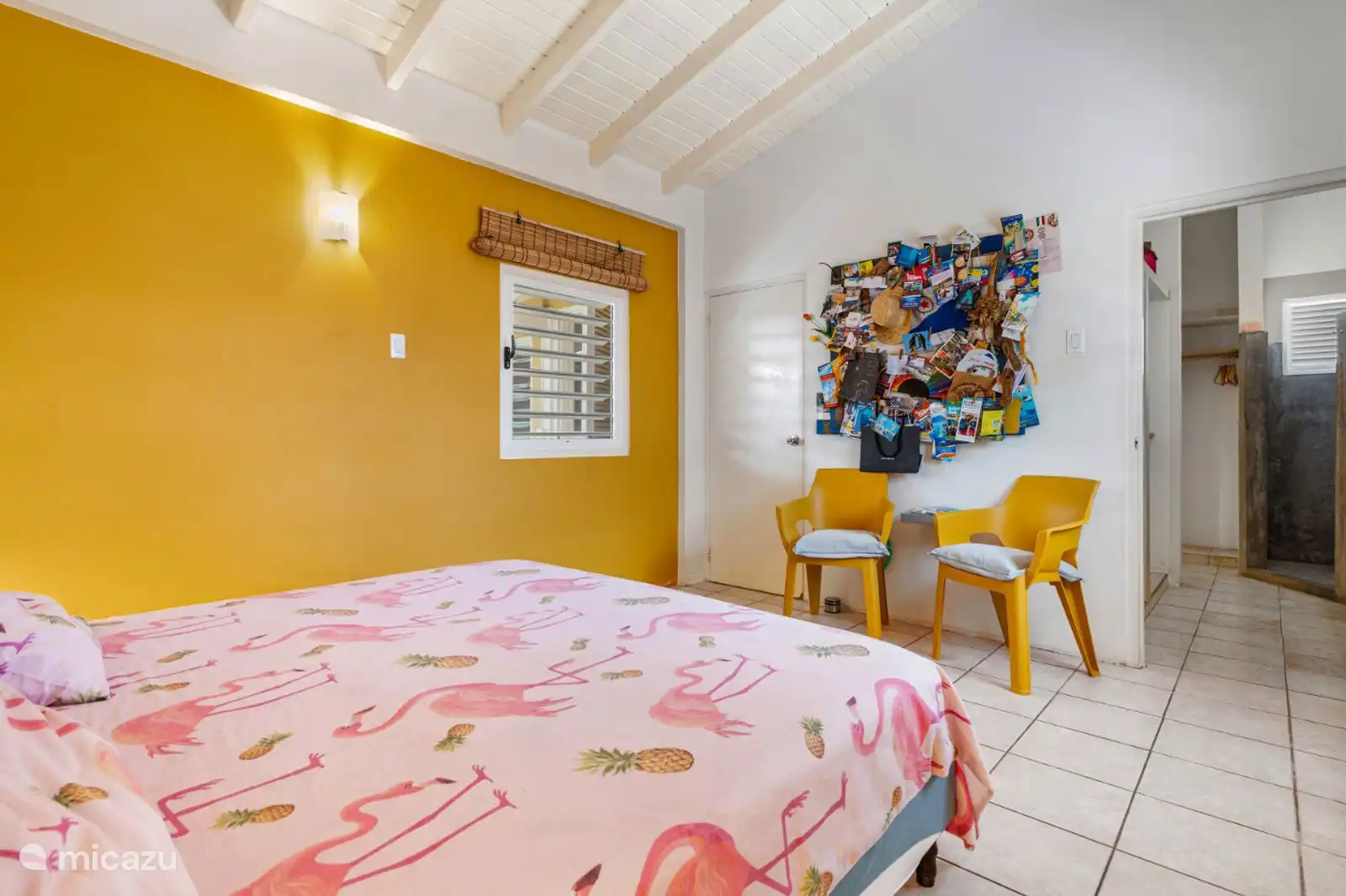 Kas Oraje slaapkamer met aangrenzende badkamer