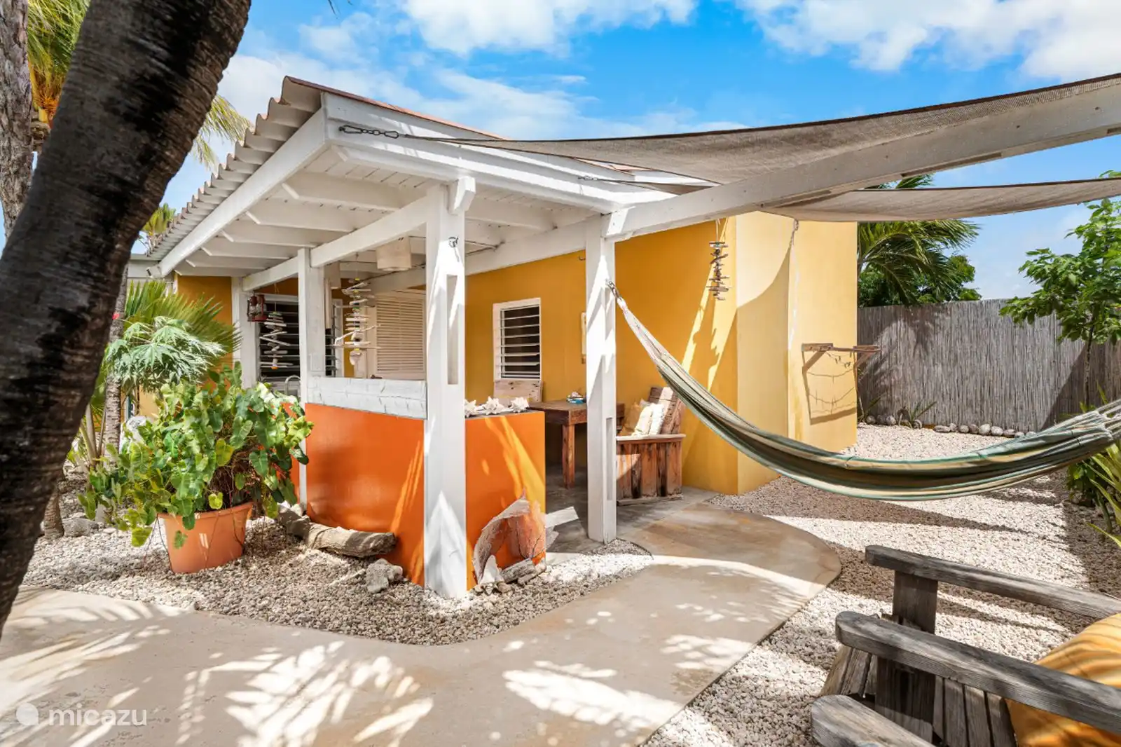 Kas Oranje met hangmat