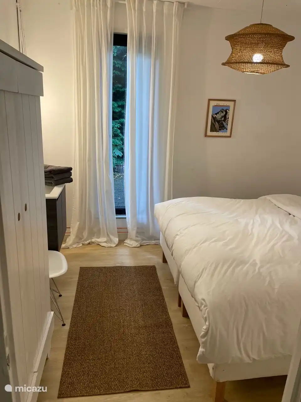 Dormitorio 1 con lavabo. Cama king size