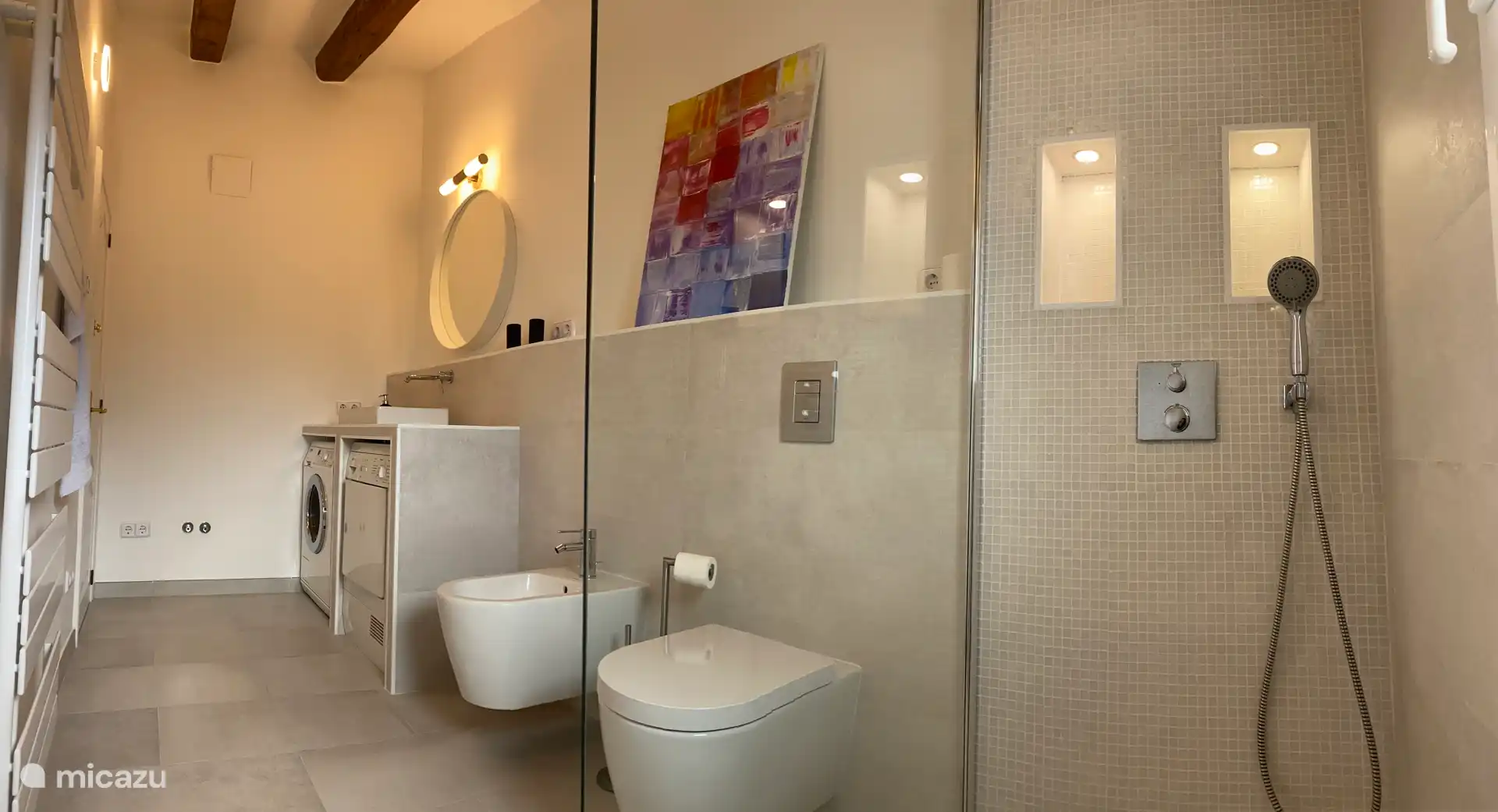 Eigen badkamer met wasmachine en droger