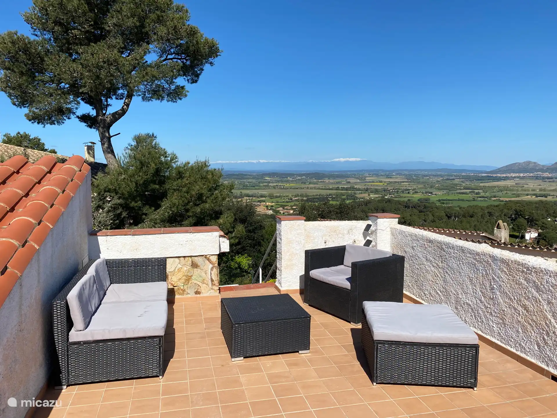 Dakterras met uitzicht op de Pyrenenen