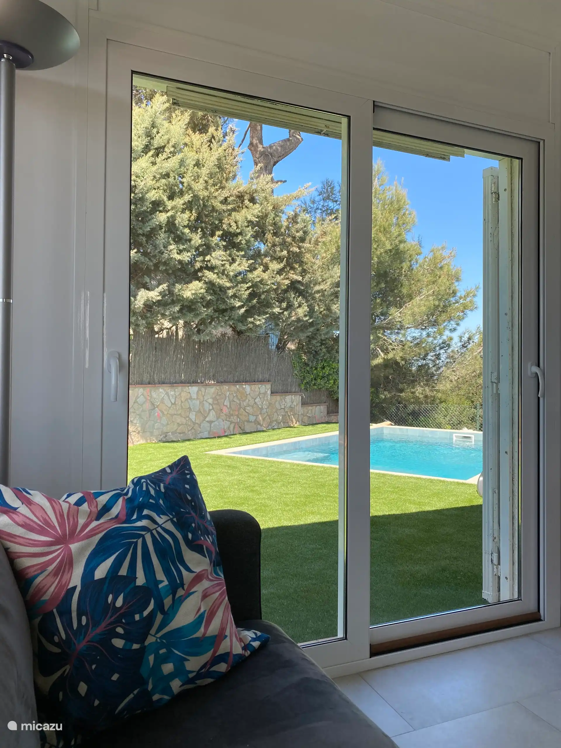 Zwembad vanuit de zitkamer