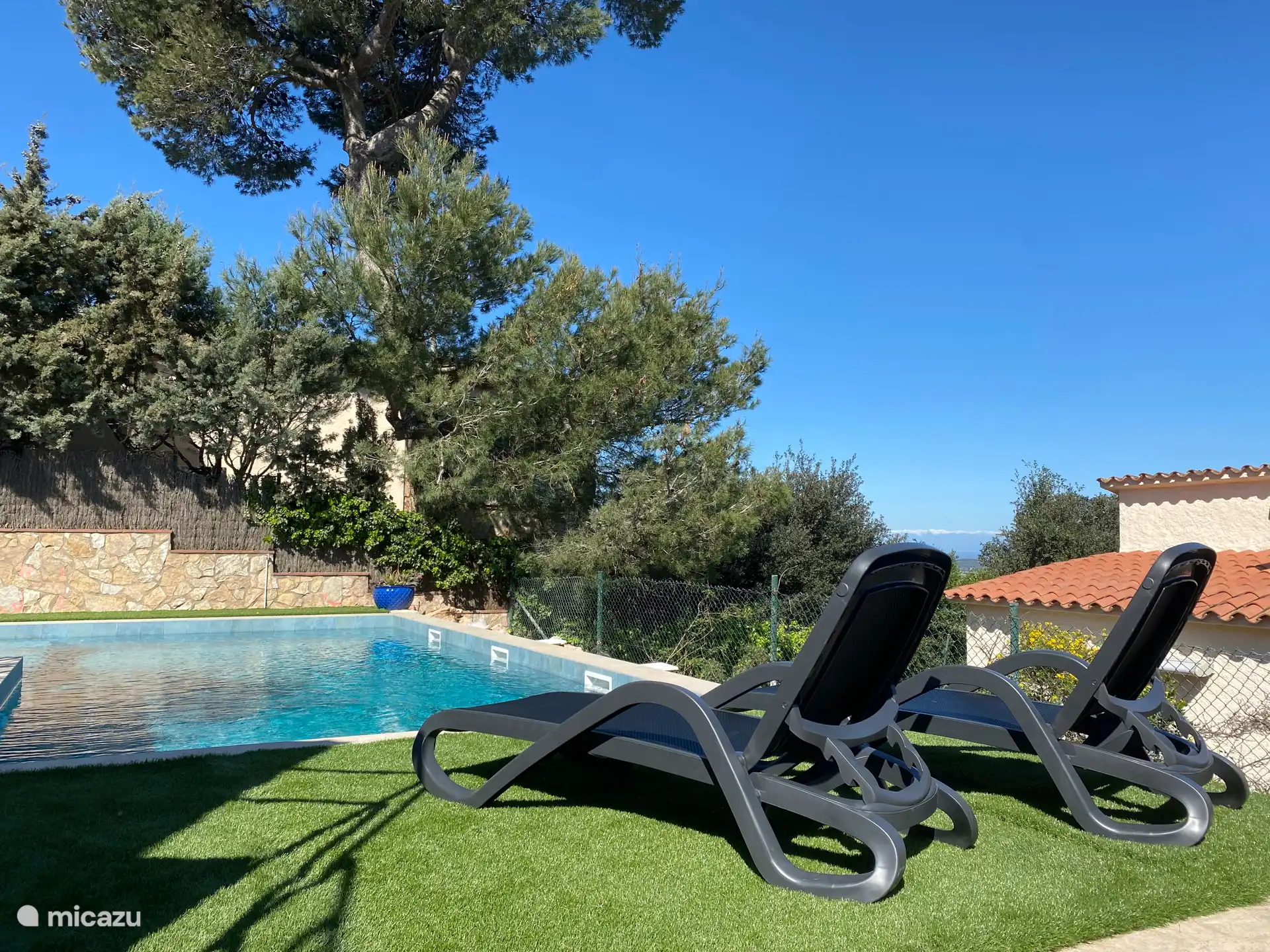 Zwembad en ligstoelen