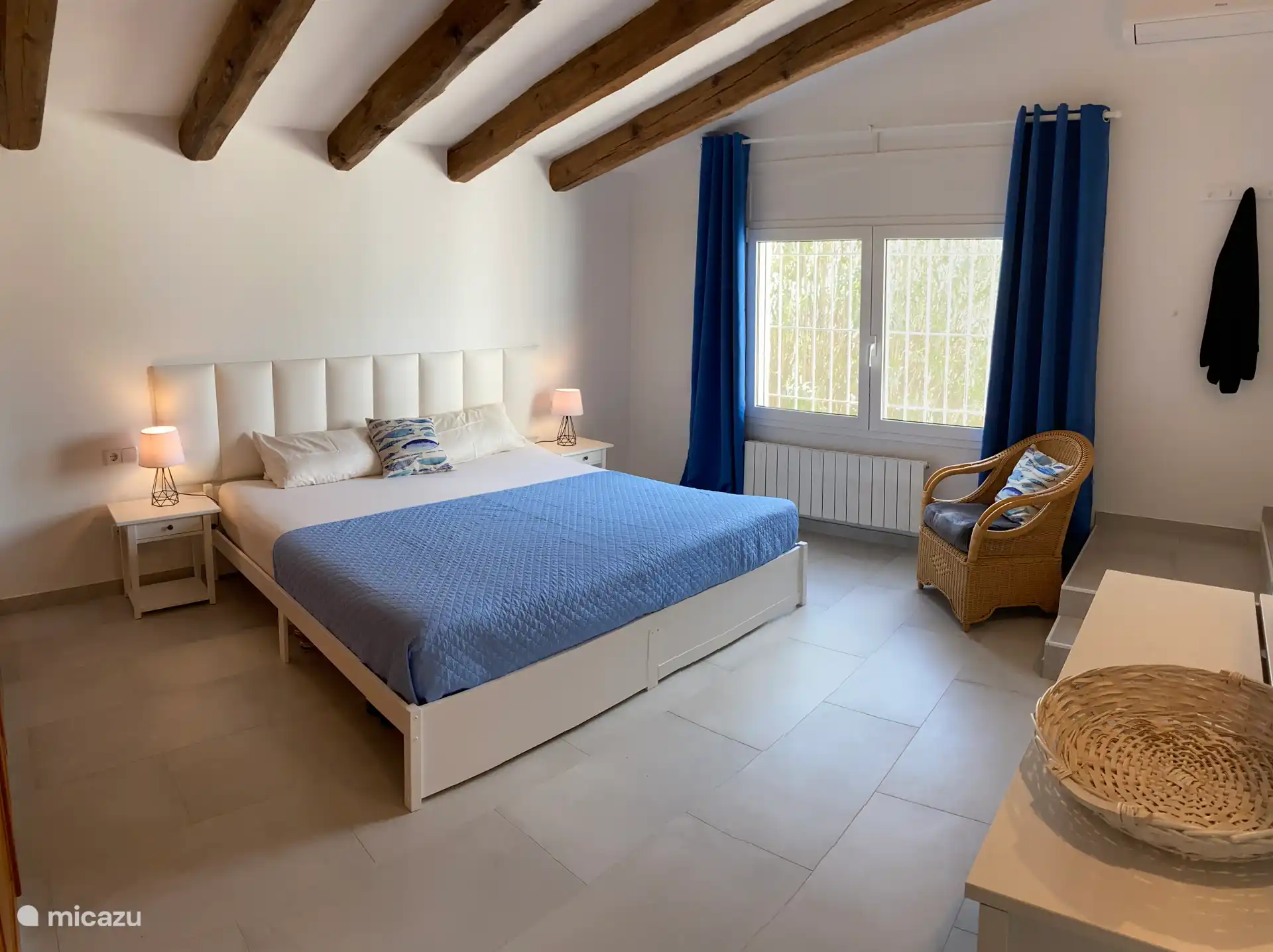 Slaapkamer 1 met een eigen badkamer en airconditioning.