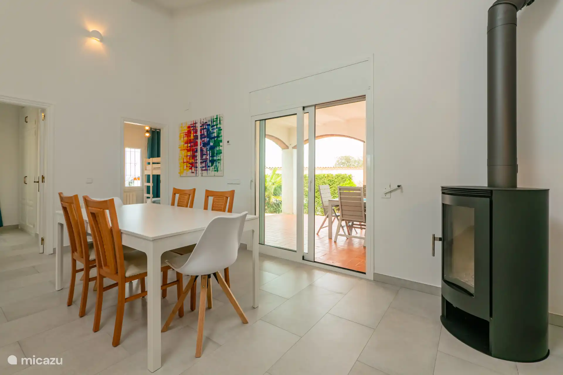 Eetzaal die leidt naar het overdekte buitenterras