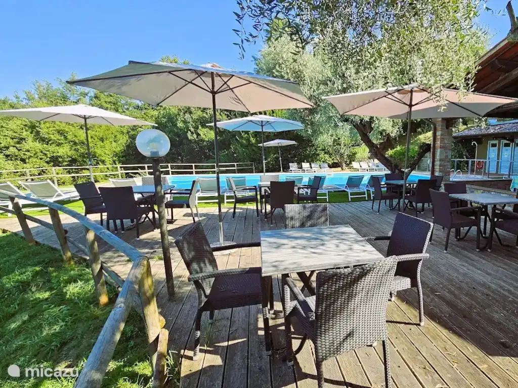 Een heerlijk terrasje naast het poolhouse aan het zwembad