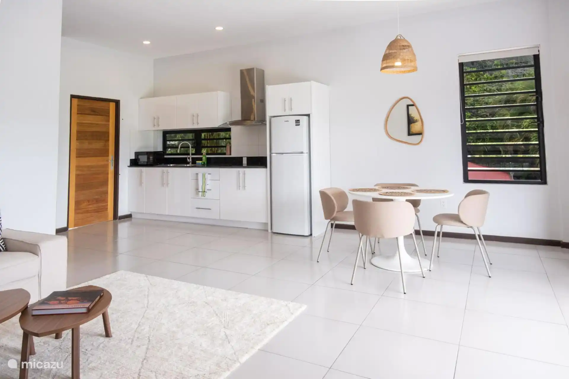 open keuken met eettafel
