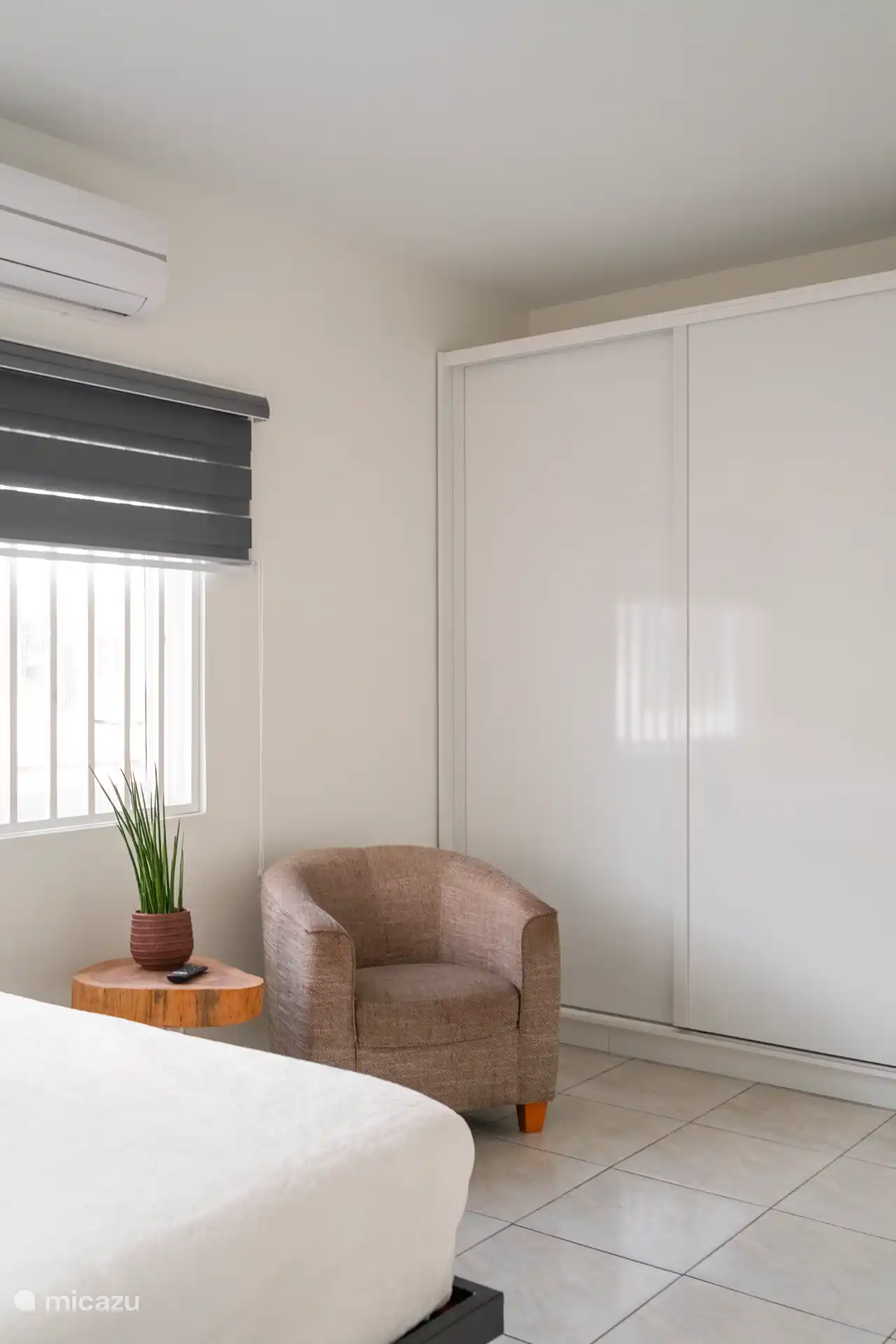 Kledingkast en zithoek - slaapkamer 2