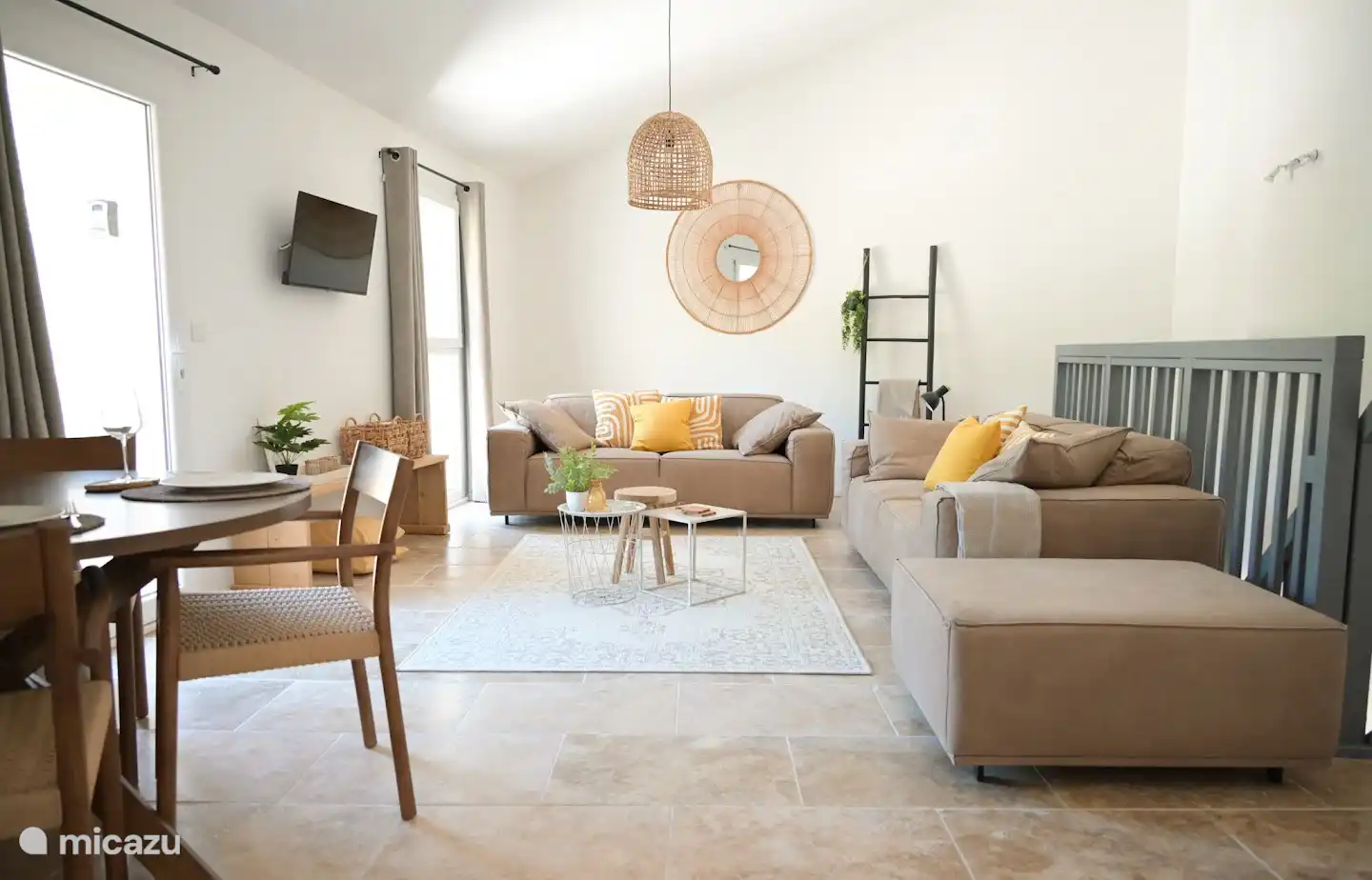 Salon de la maison de vacances à cuisine ouverte LOTT Graissessac