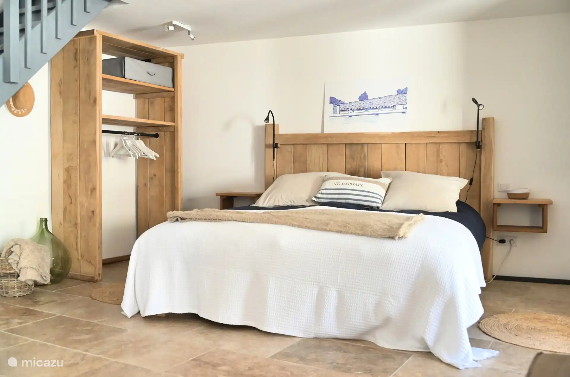 Chambre spacieuse LOTT Graissessac avec porte donnant sur le jardin