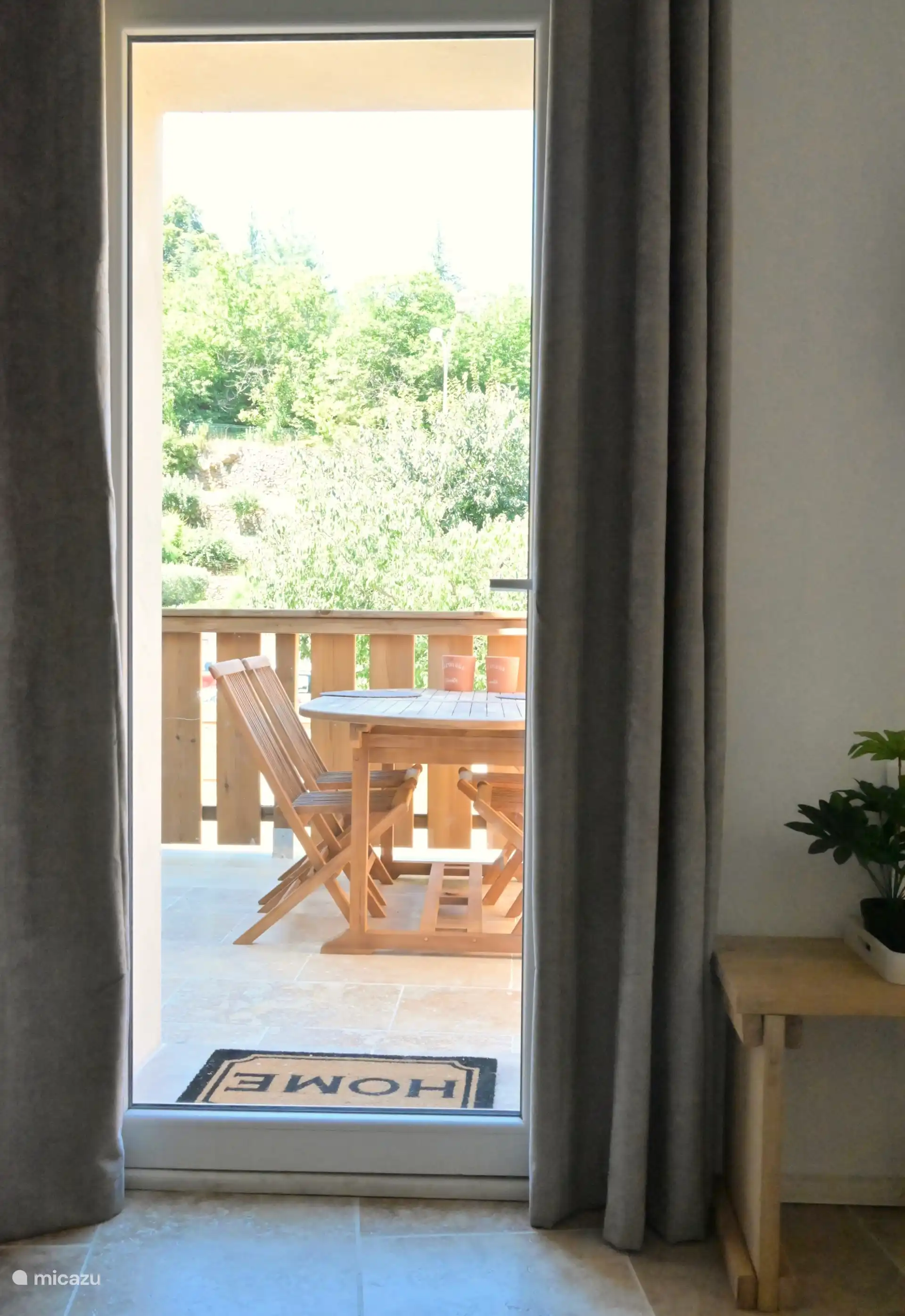 Balcon spacieux depuis le salon, vous pouvez aussi prendre l’escalier extérieur menant au jardin ou via la maison de vacances LOTT Graissessac avec la chambre du rez-de-chaussée