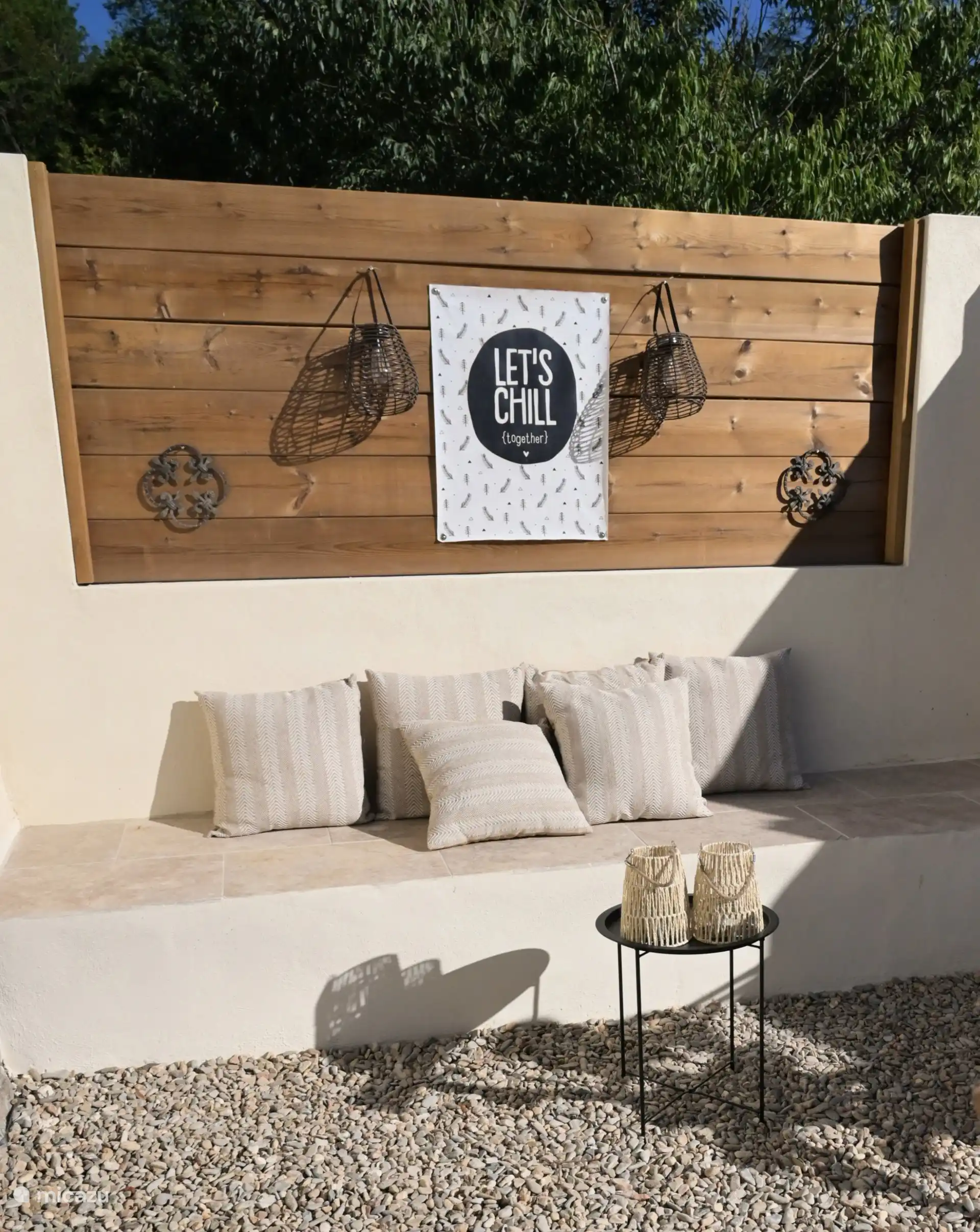 Joli canapé lounge dans la maison de vacances jardin LOTT Graissessac
