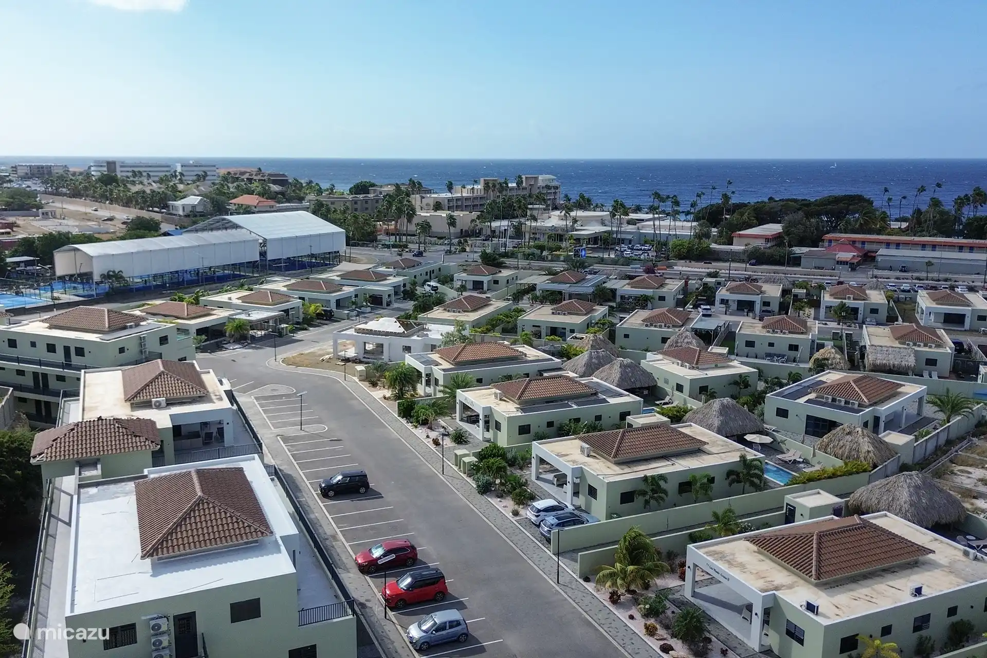 Vue aérienne de la station avec vue sur la mer.