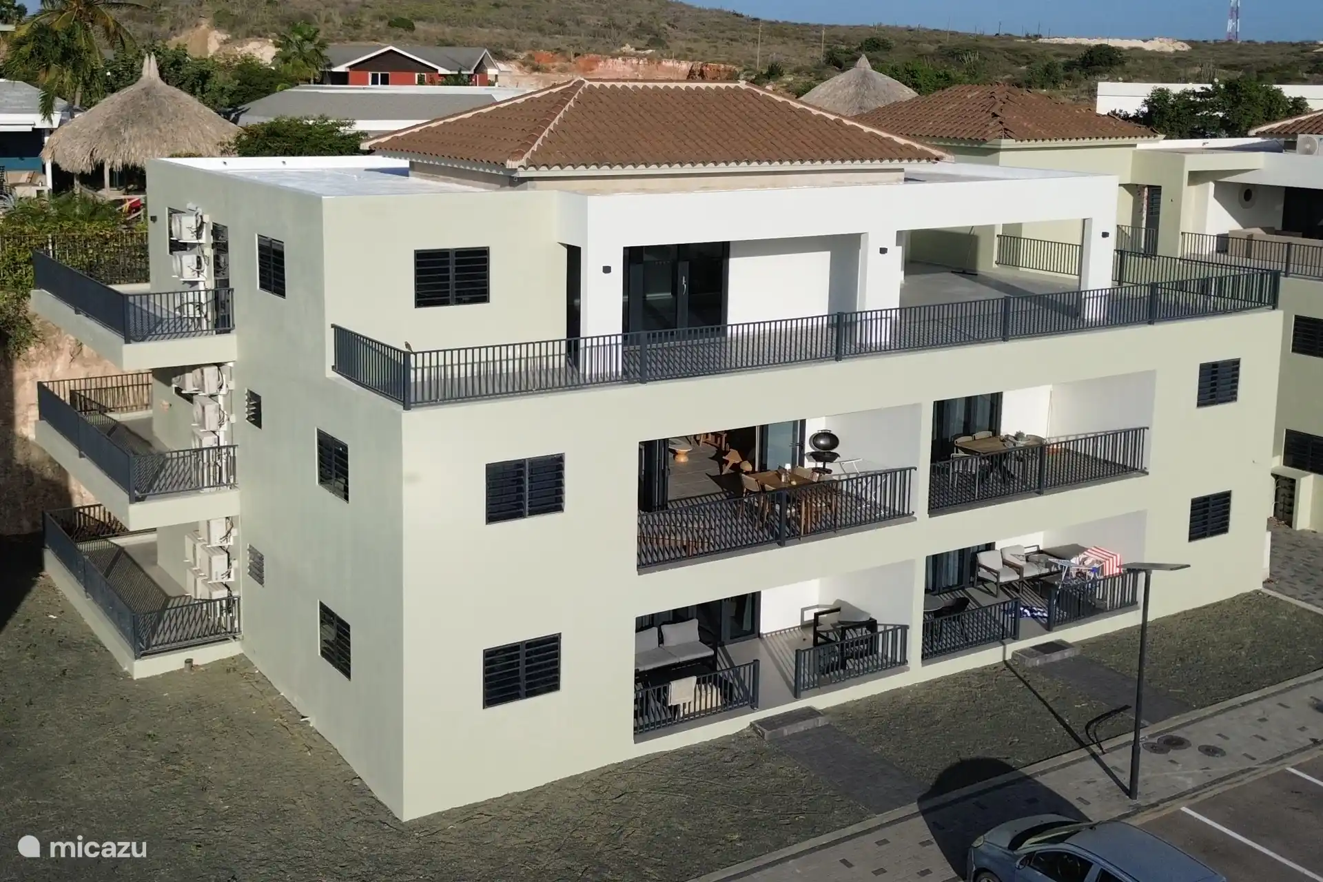 L’immeuble avec l’appartement au 1er étage à gauche.