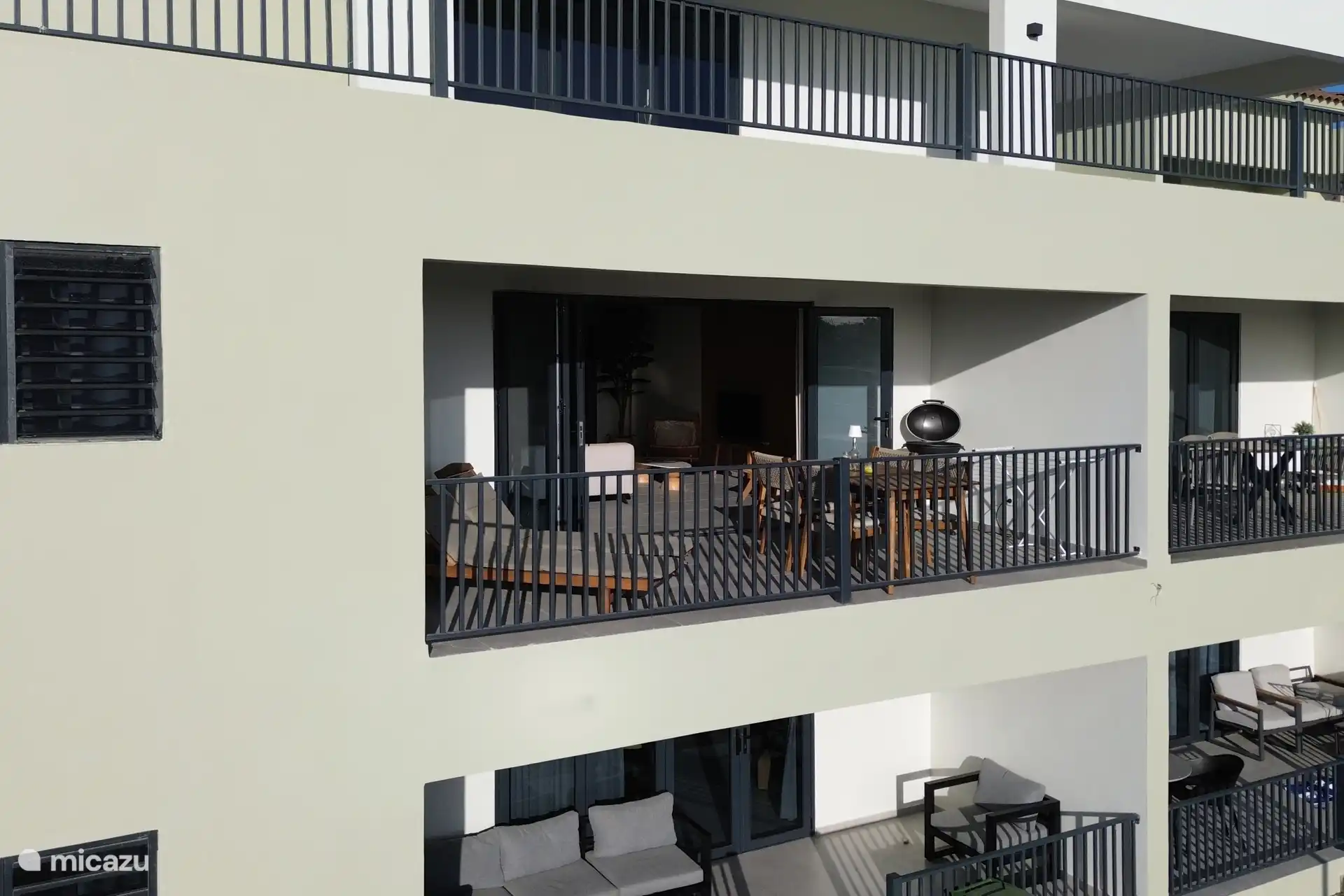 Le balcon de l’appartement vu de l’extérieur.