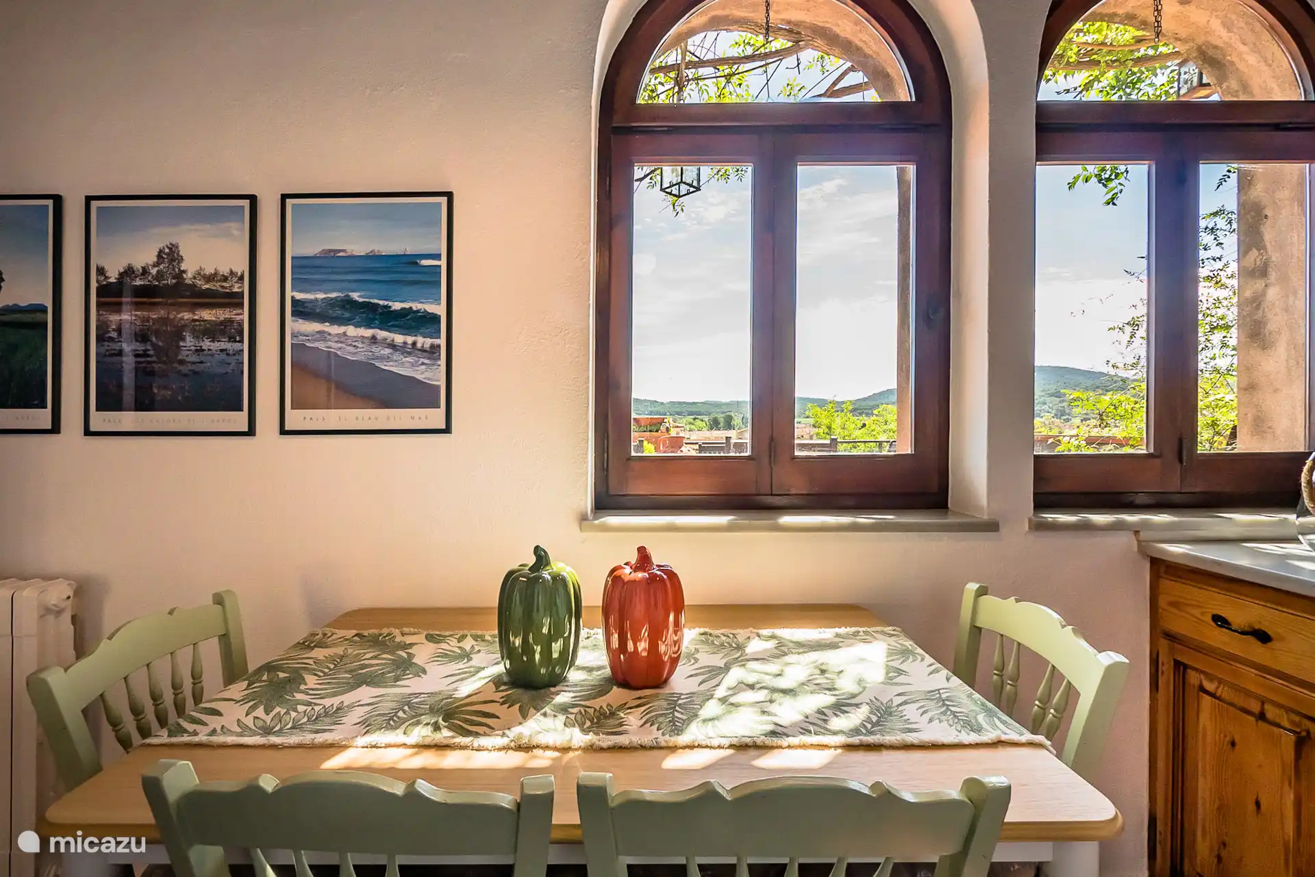 Uitzicht vanuit de keuken. Ontbijttafel