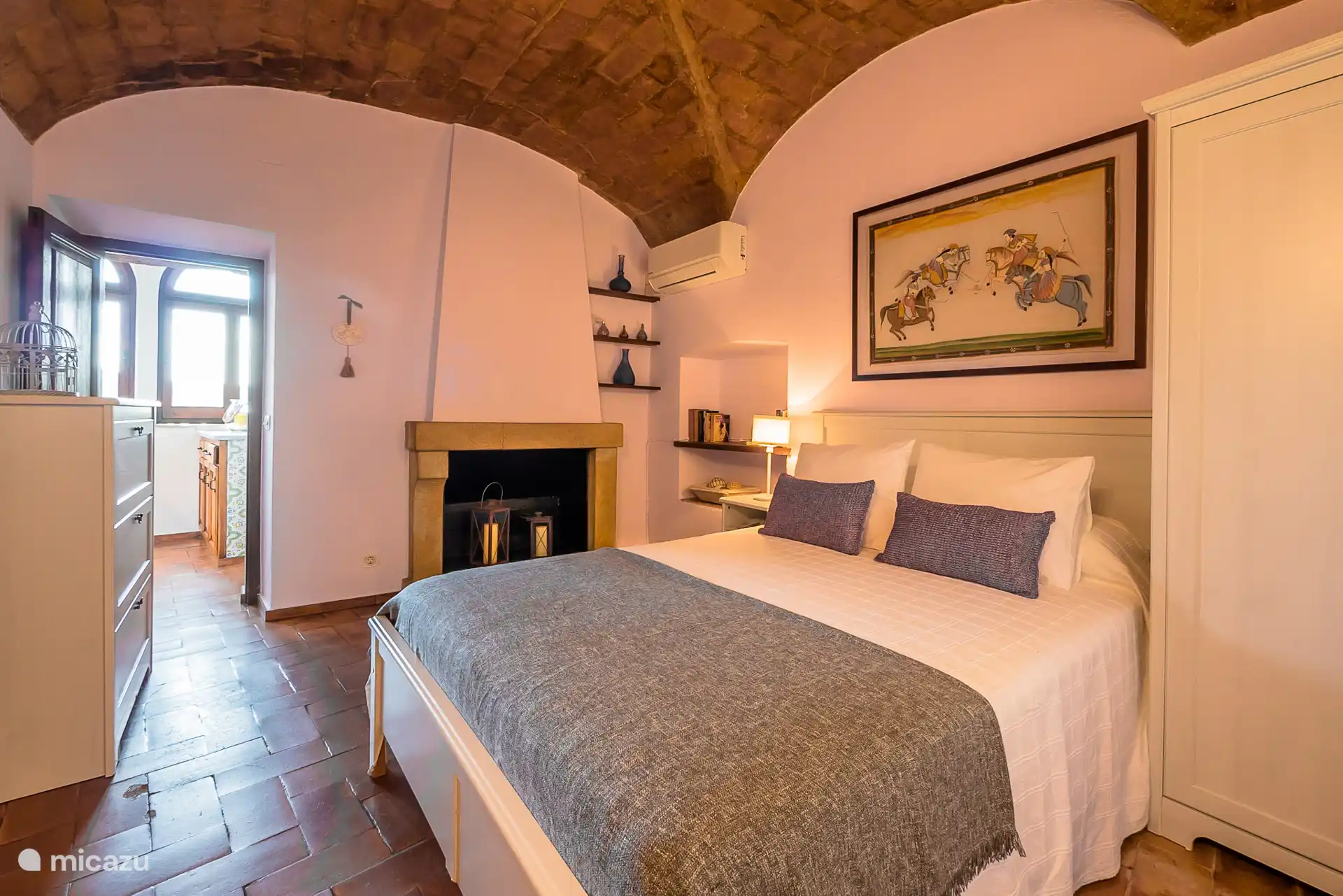 Slaapkamer op de begane grond die naar de keuken leidt