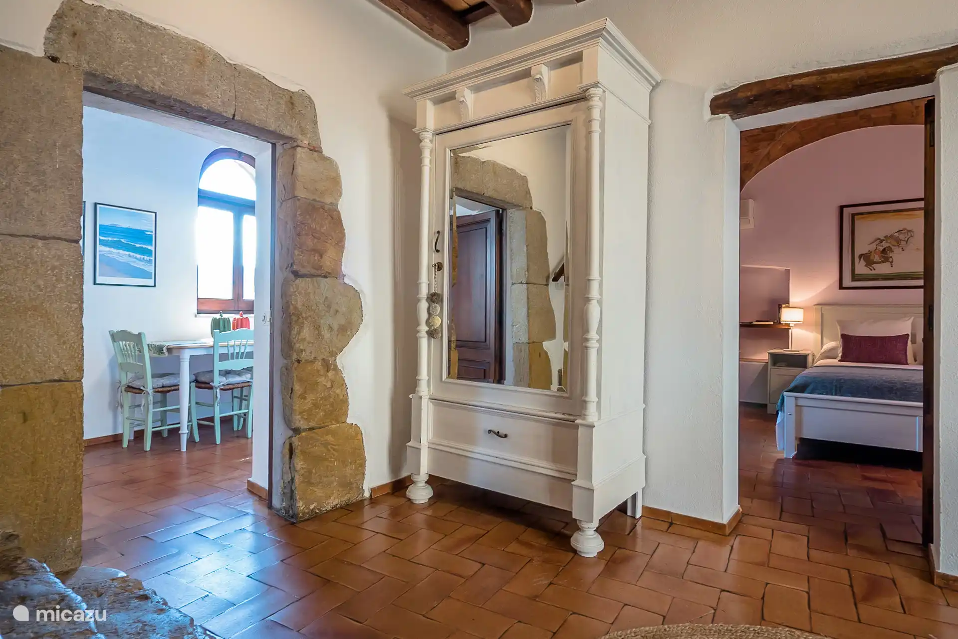 Entree met slaapkamer en keuken. 