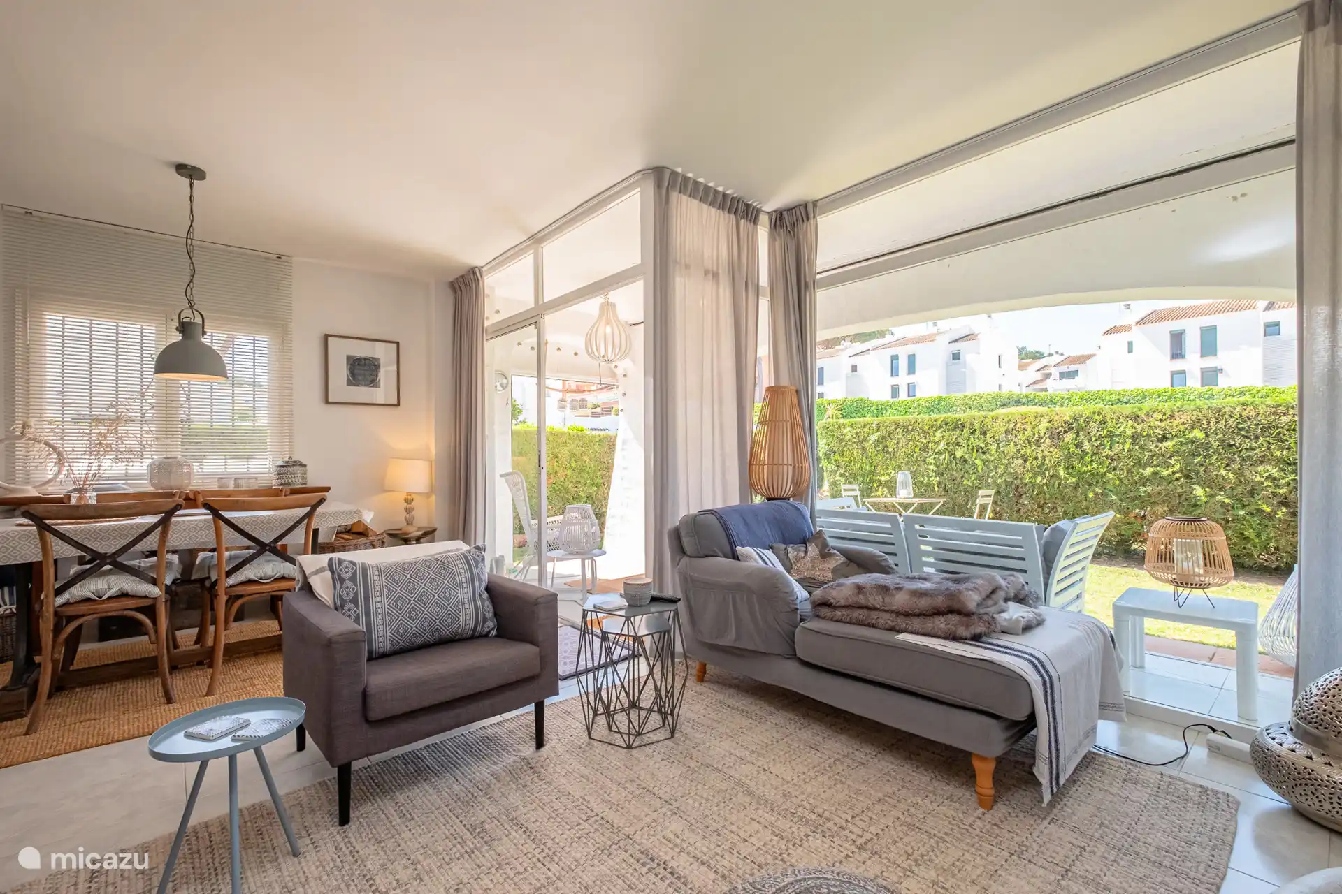 Zithoek en eetgedeelte die naar de tuin leiden. 