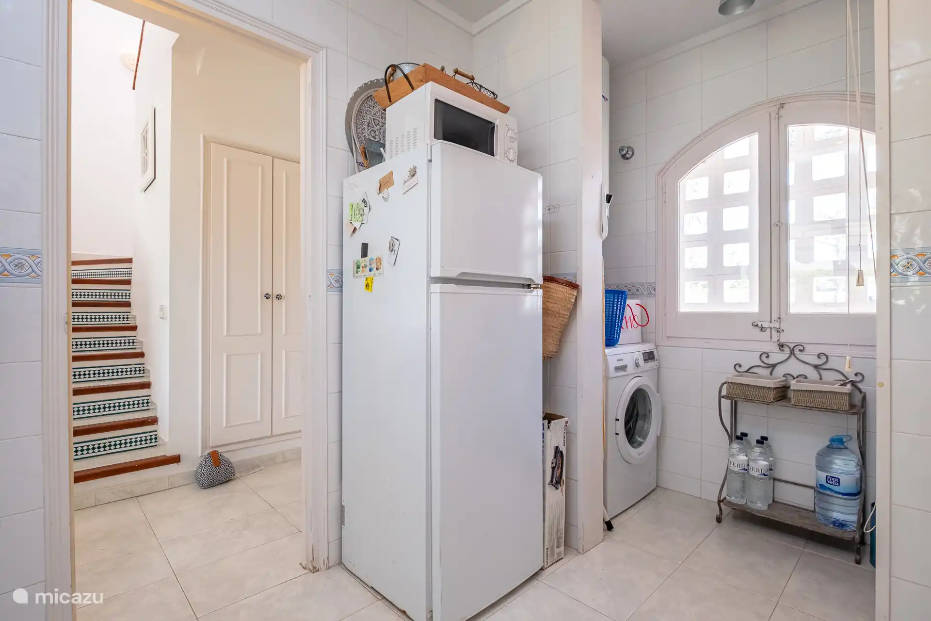 Koelkast en wasruimte