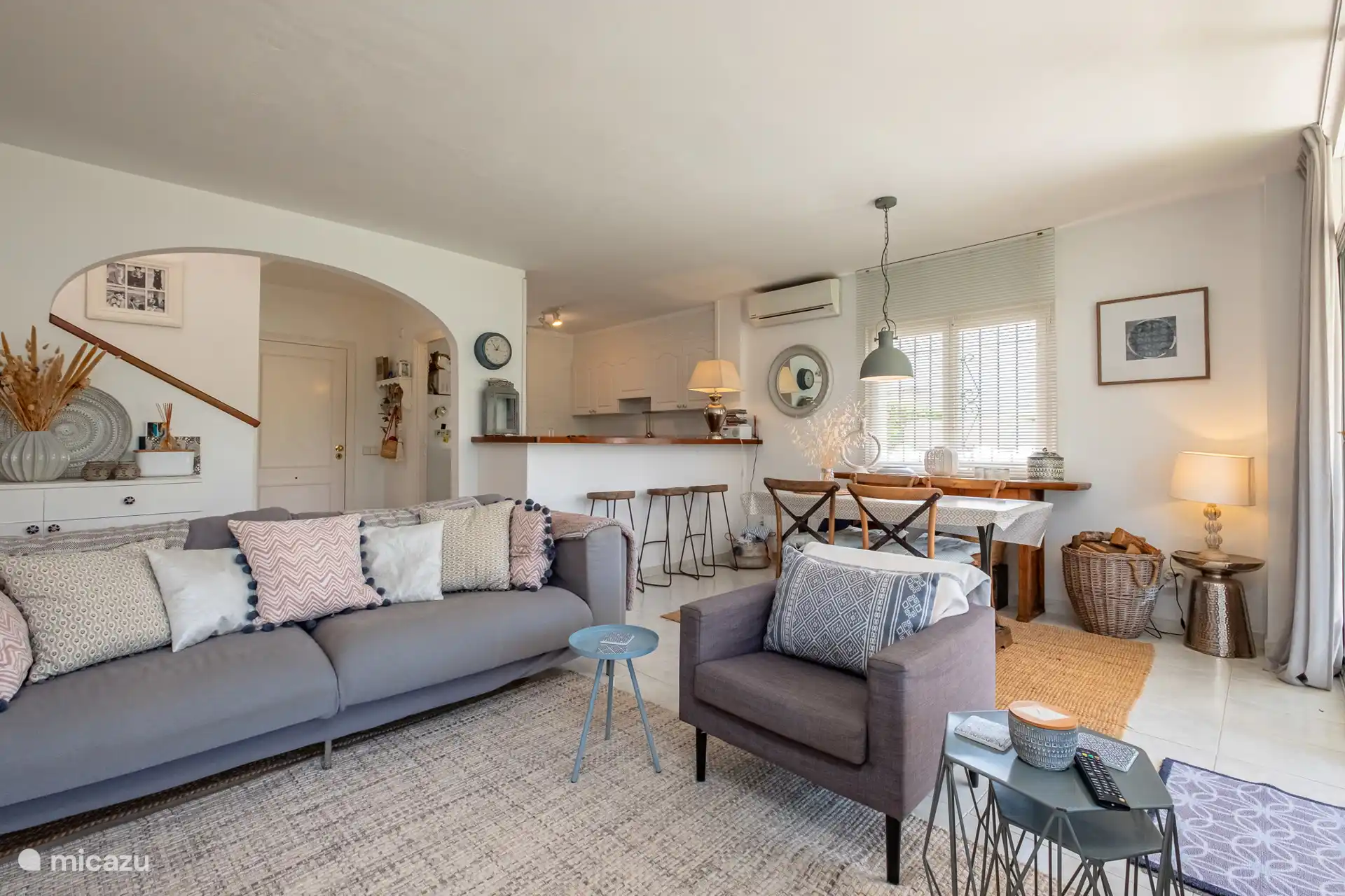 Open keuken, zitkamer en eetkamer. 