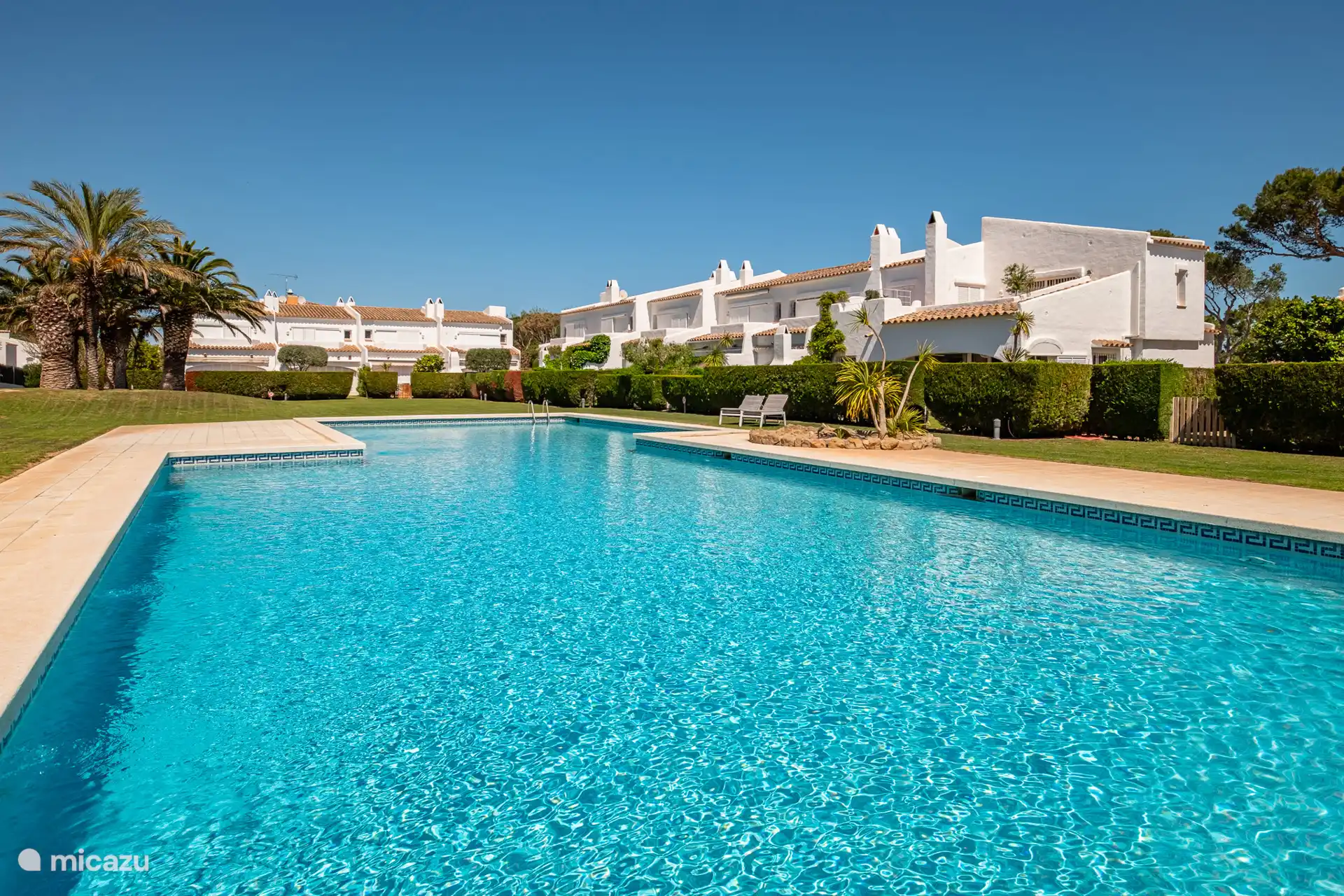 Gemeenschapszwembad en tuin