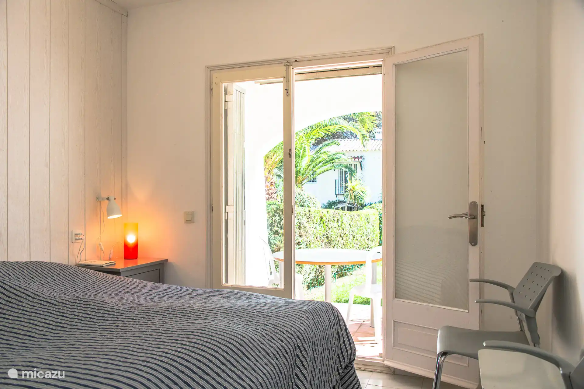 Dubbele slaapkamer met toegang tot privé tuin