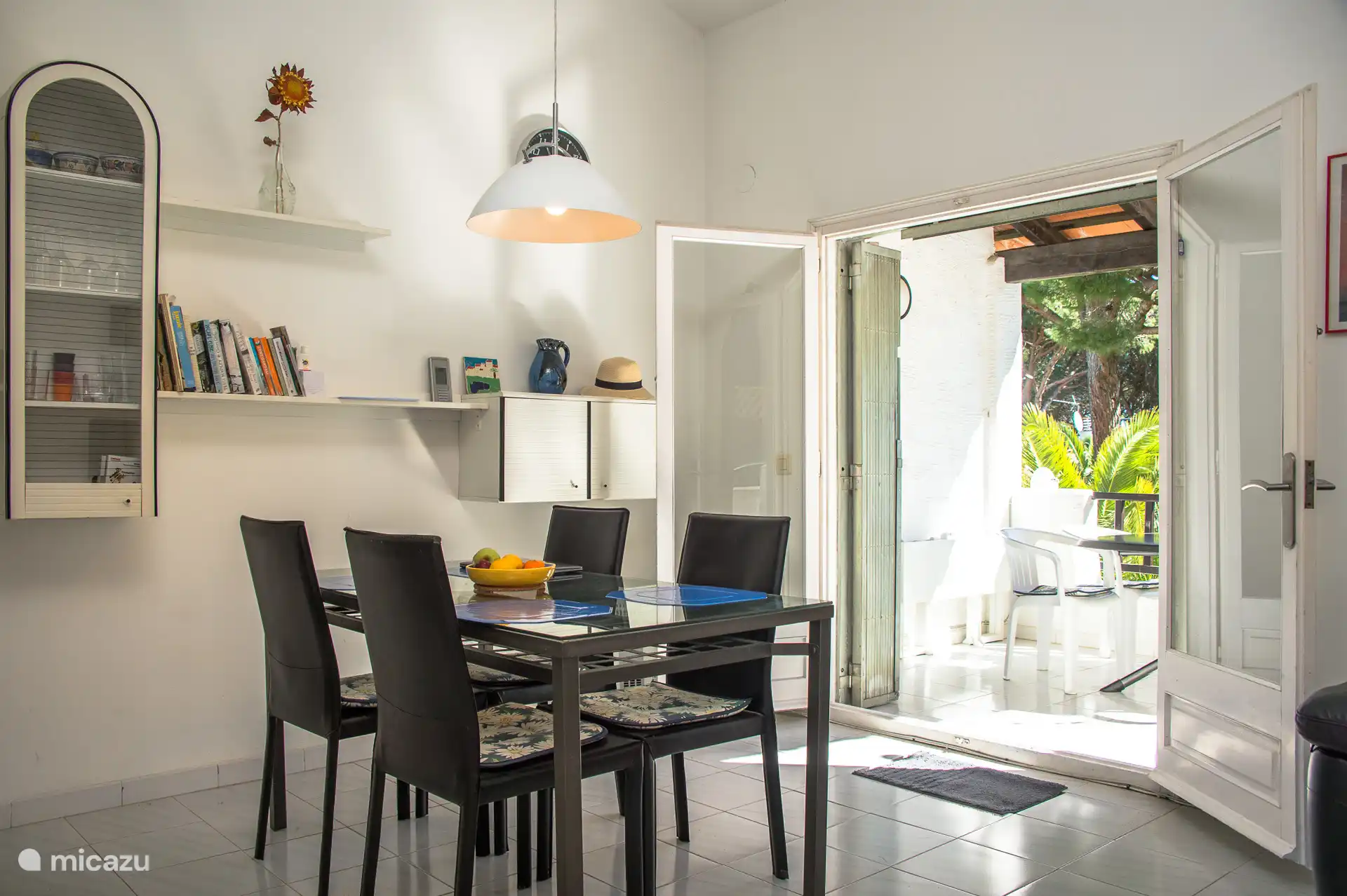 Eetzaal met toegang tot het terras