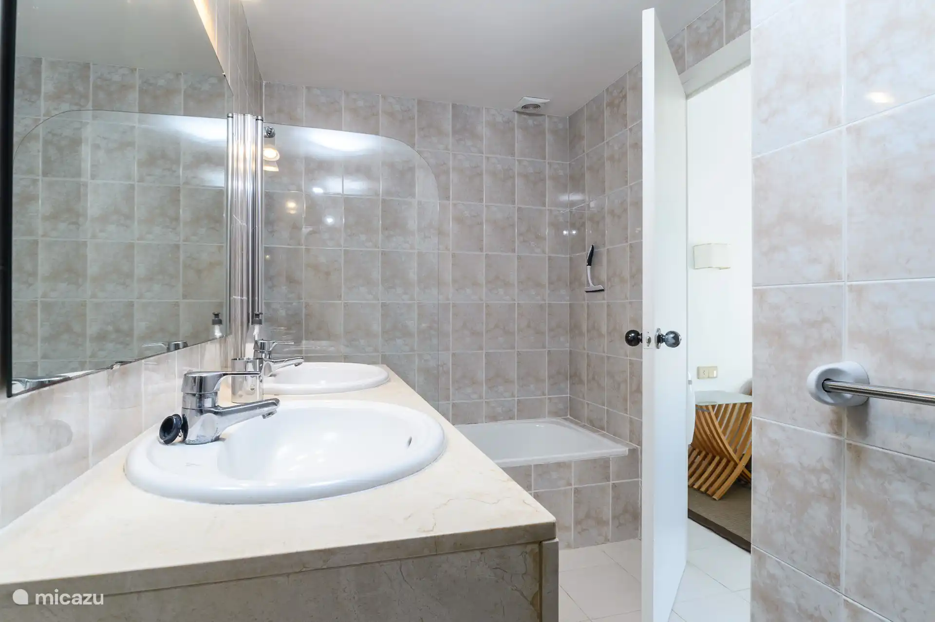 Badkamer en suite - benedenverdieping