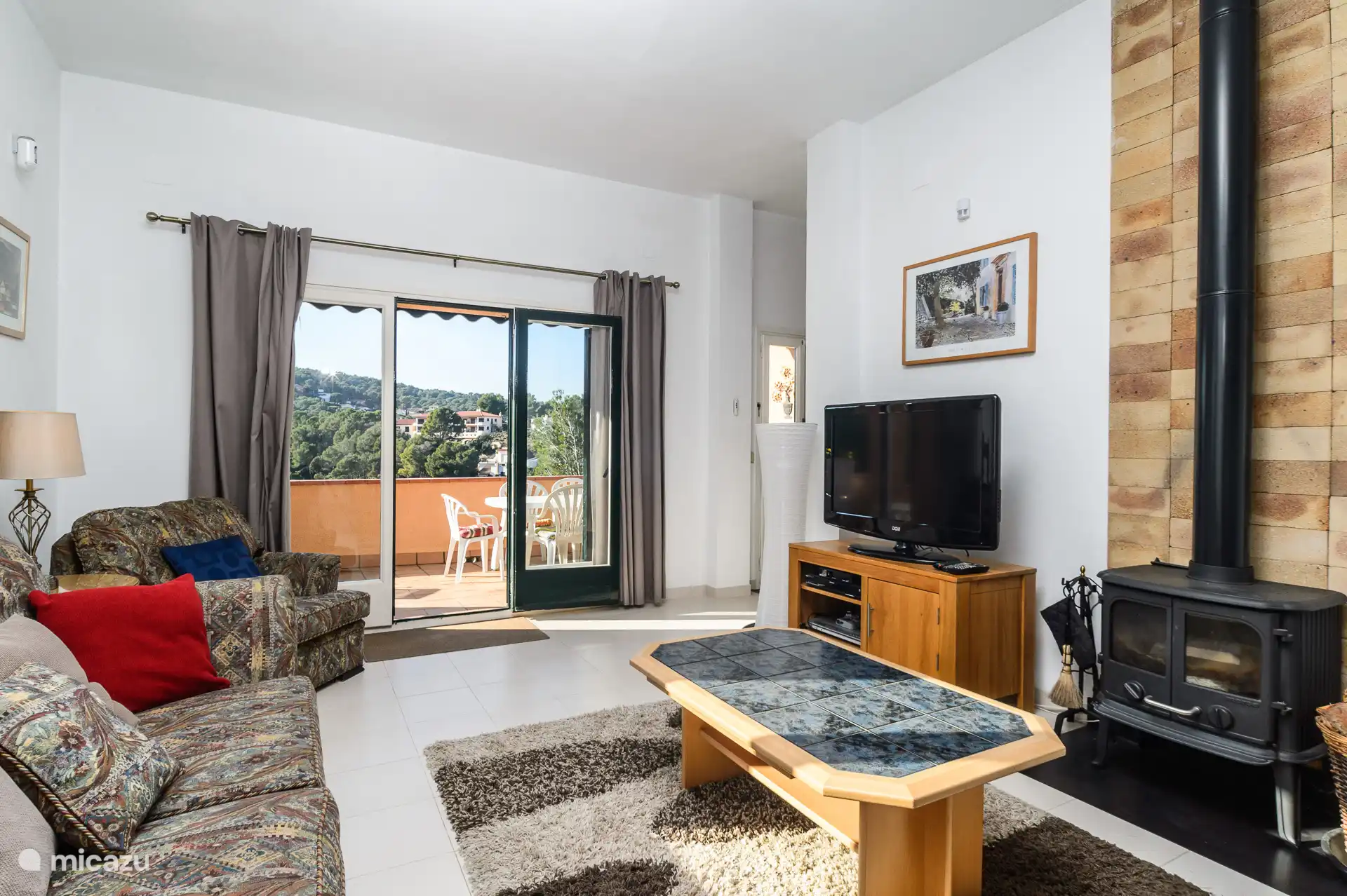 De woonkamer komt uit op het terras