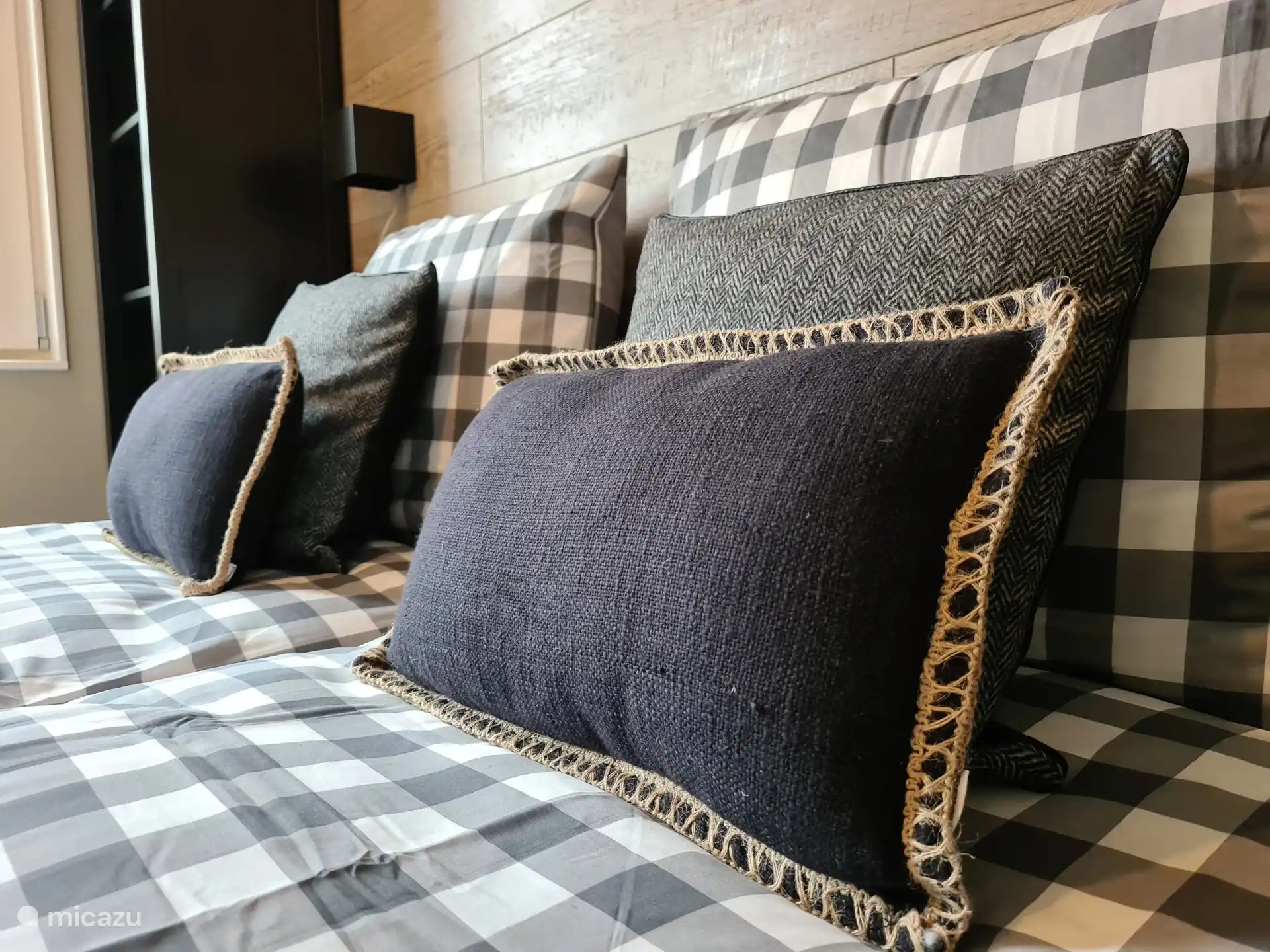 1 des deux chambres du rez-de-chaussée