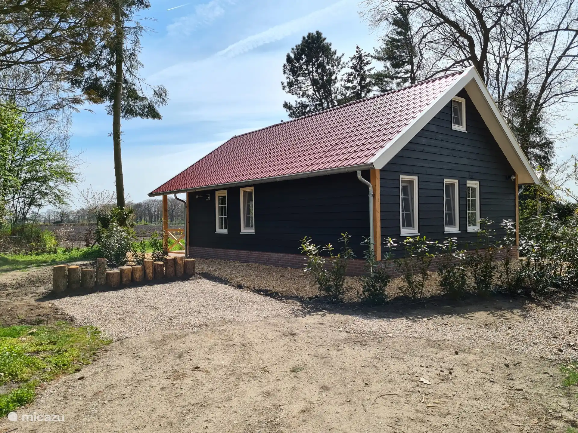 Derrière la maison se trouve une place de parking