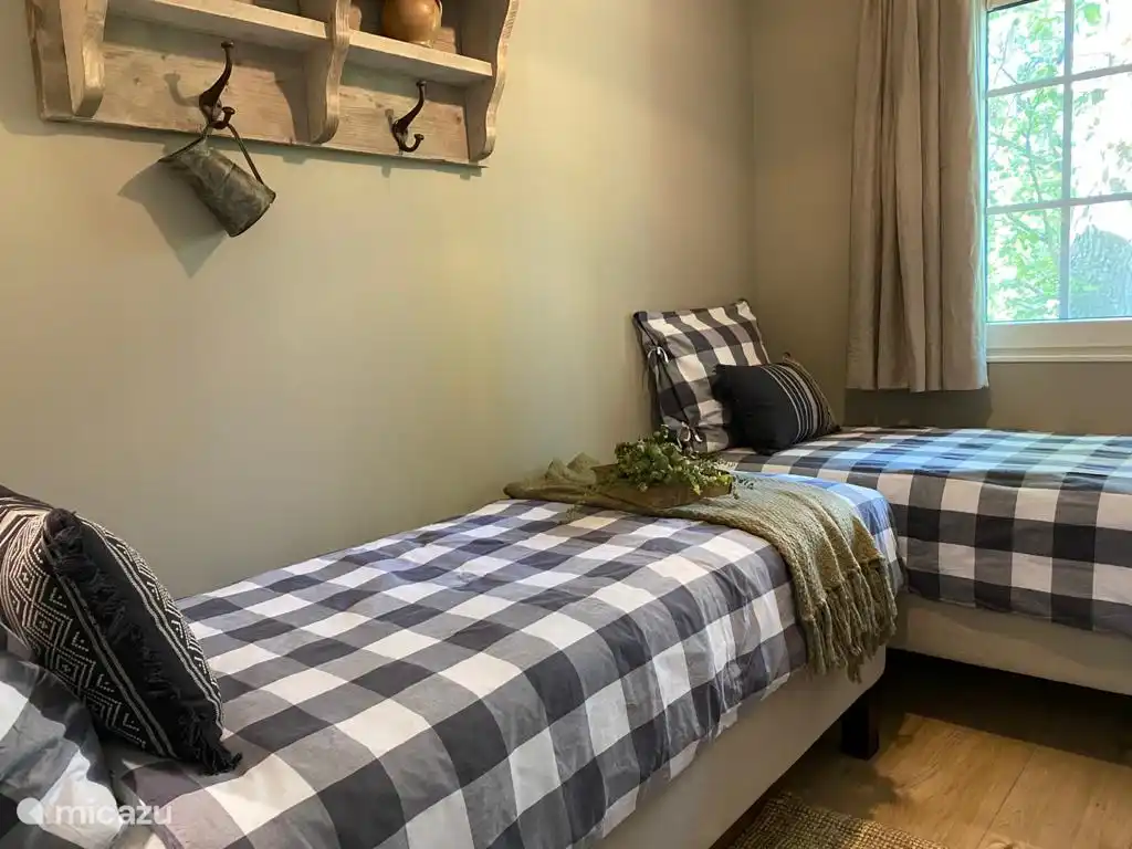 1 des deux chambres du rez-de-chaussée