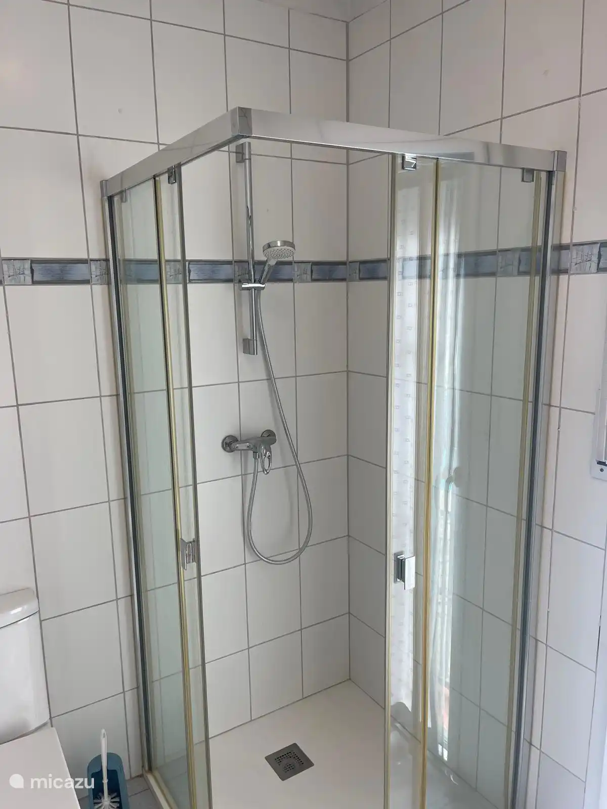 Shower room wit acces to the pool