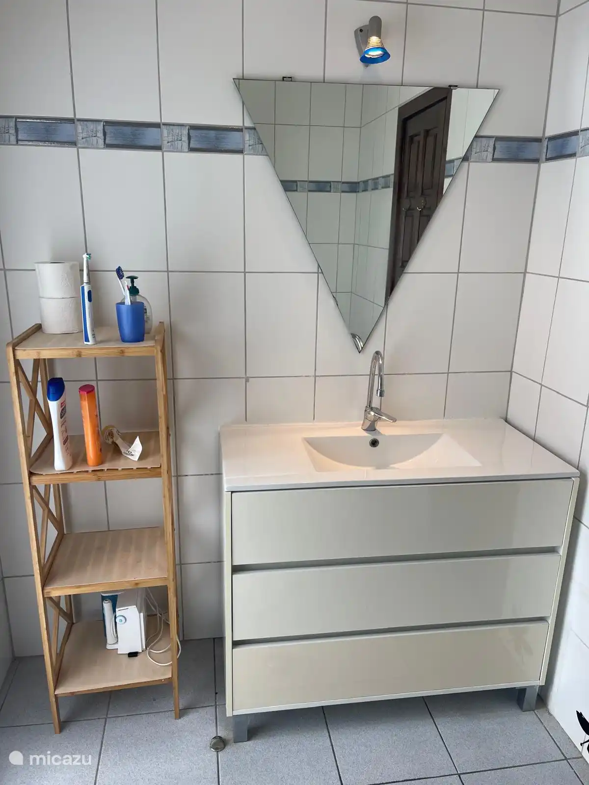 Shower room exit to the pool