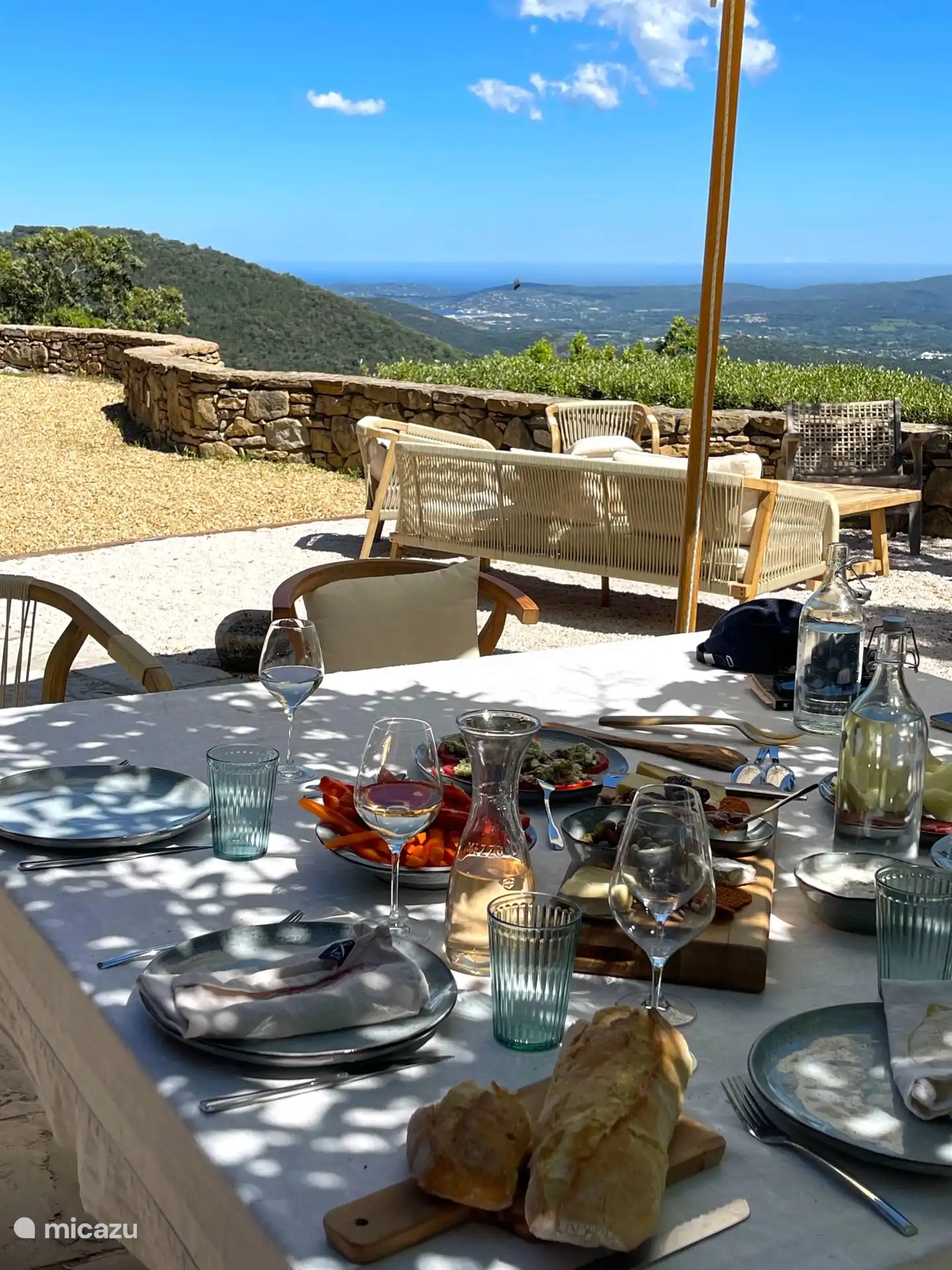 Mittagessen im Schatten mit atemberaubender Aussicht