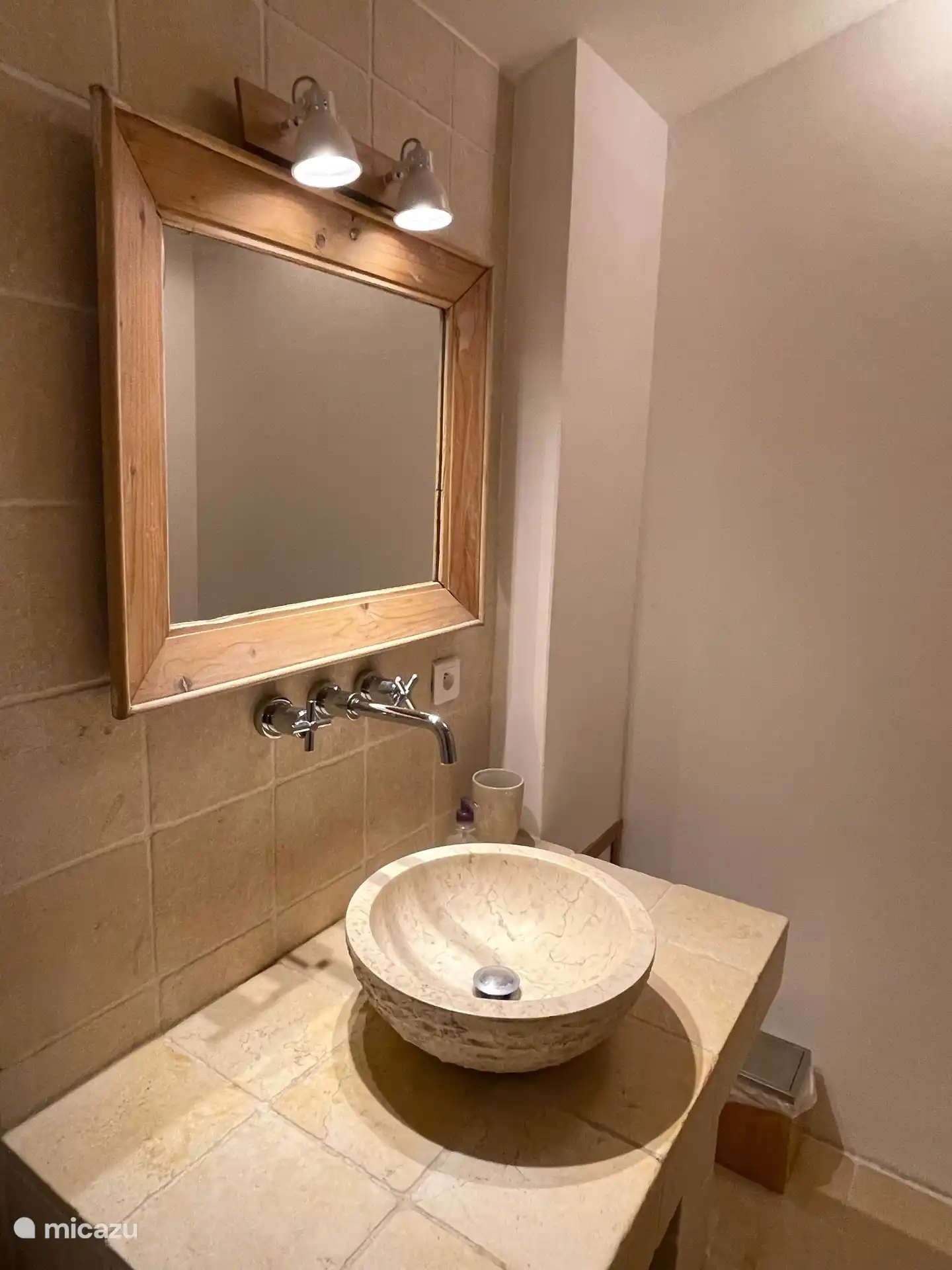 Authentisches steinernes Waschbecken im Badezimmer