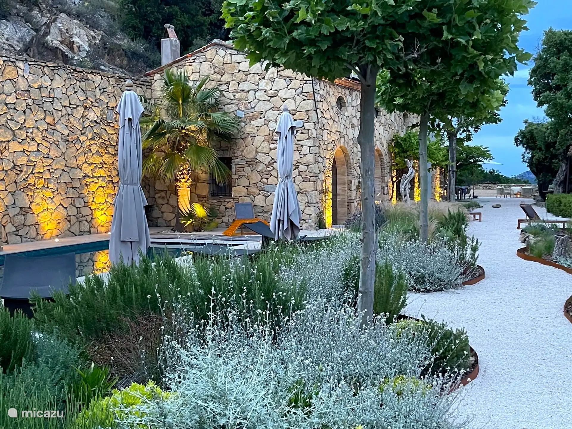 Traditionelle provenzalische Steinarchitektur, Schwimmbad, Sonnenliege, angelegter Garten, atemberaubende Aussicht