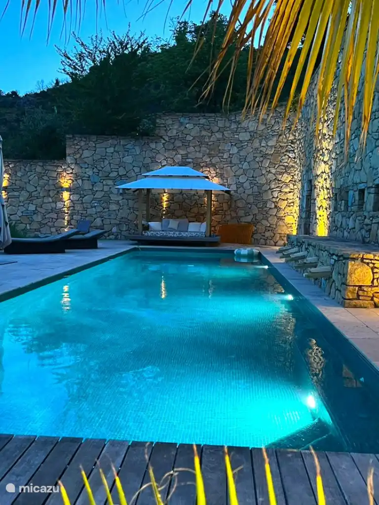 Schwimmbecken bei Sonnenuntergang