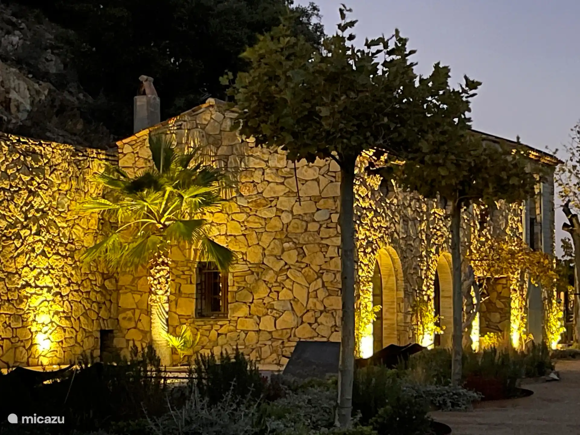 Nachtlichter vor dem Haus, Sonnenbetten, Schwimmbad, angelegter Garten