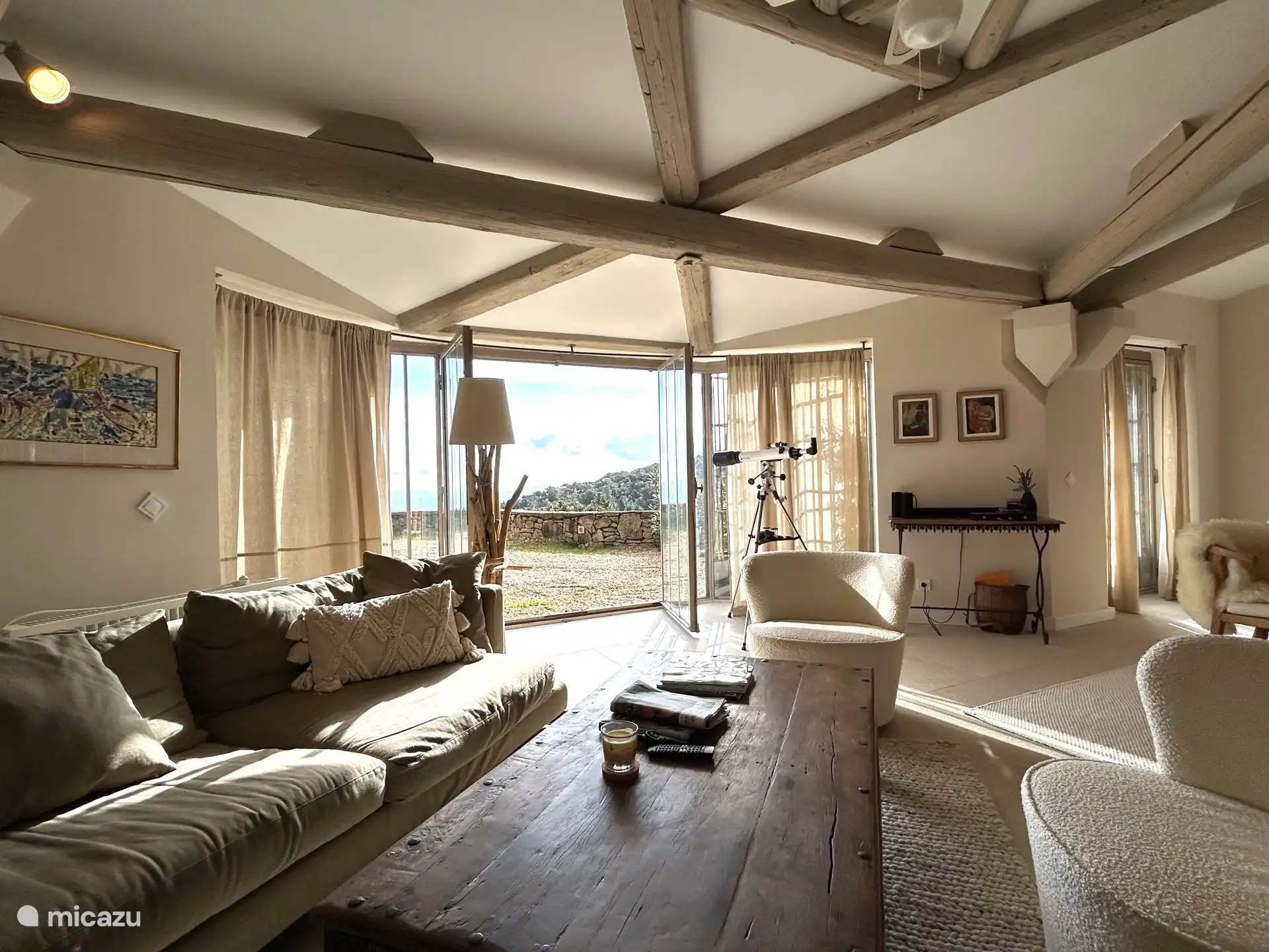 Gemütliches Wohnzimmer mit Zugang zur Terrasse