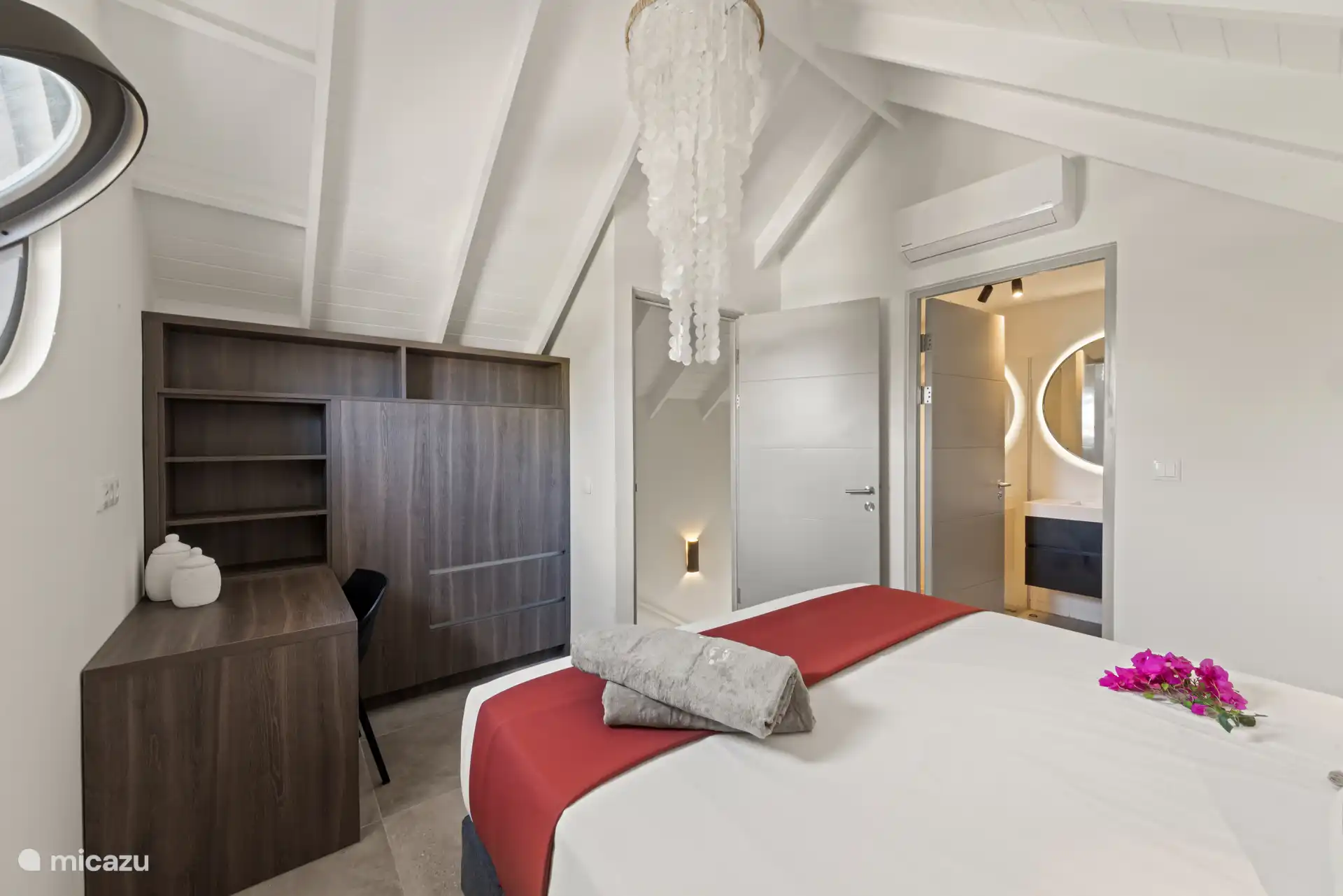 Chambre 3 avec lieu de travail